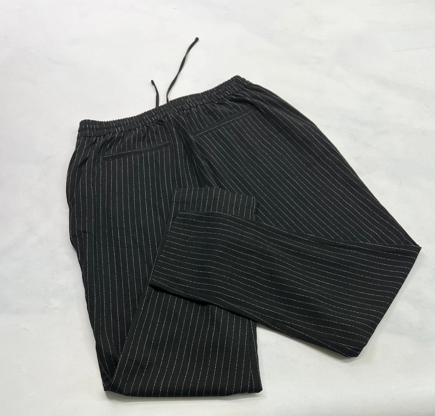 Pantalon : Old Navy rayé fin tissu automnale souple ( taille élastique ) comme neuf! M( fait 6-7 ans femme ).