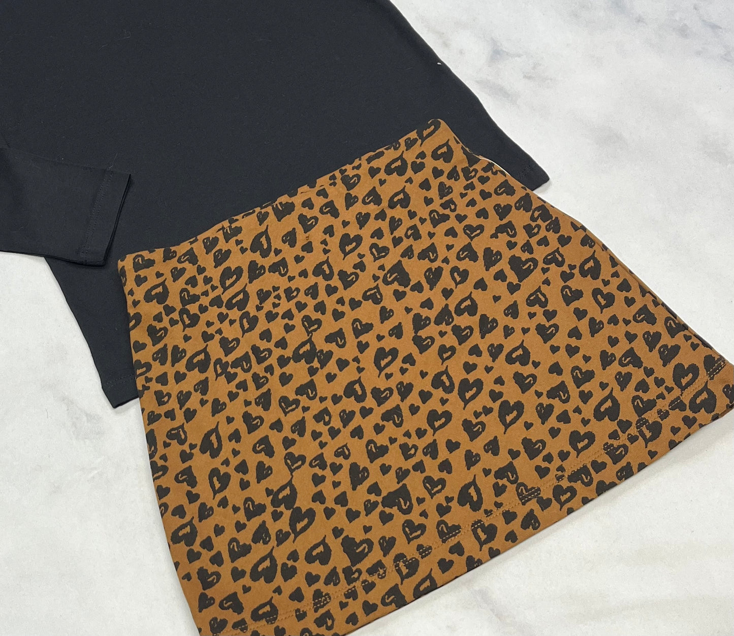 Duo neuf ! Manche longue noir coton confo 6x-7 ans + jupe molle 6x neuve .