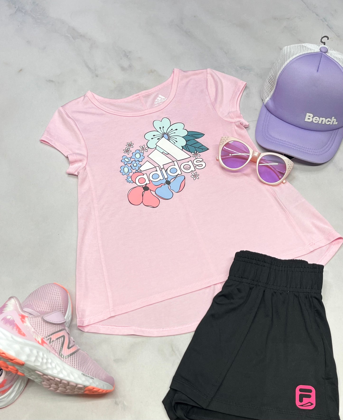 🌸 Manche courte : Adidas look plus long derrière et ample au bas . 6 ans fille neuf !