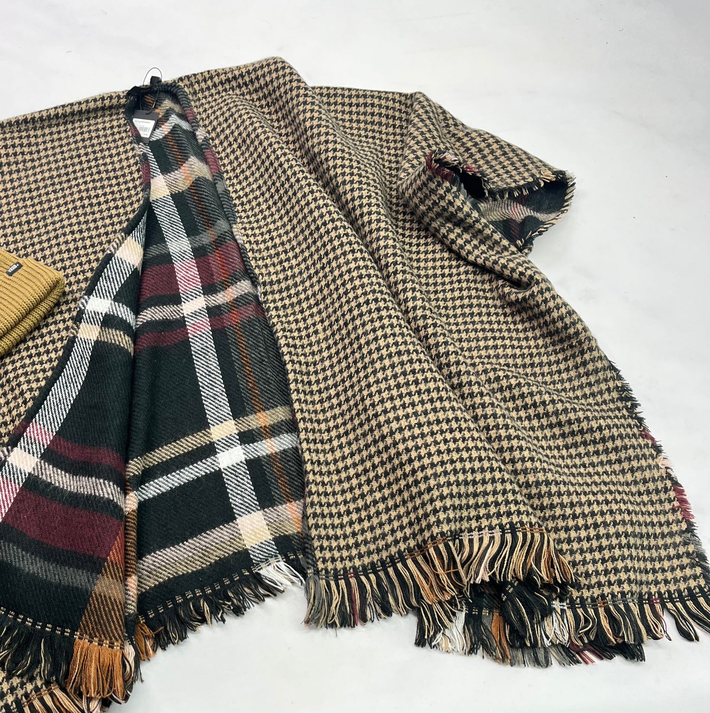 Duo neuf ! VANS : tuque neuve + PUNCHO mile end RÉVERSIBLE! ( Trou pour les bras intégré. !