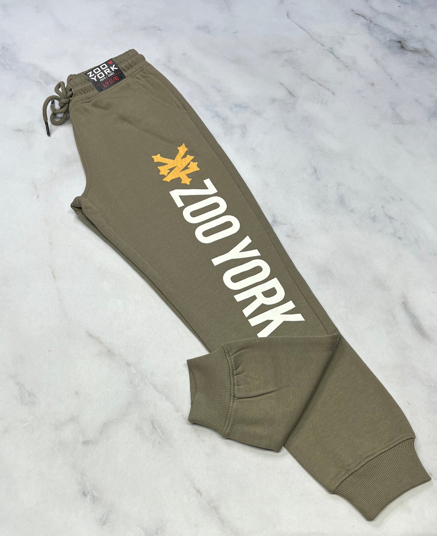 SOLDE : Jogger kaki : Zoo York neuf mais mini ombrage flou dans le logo jaune . 7-8 ans