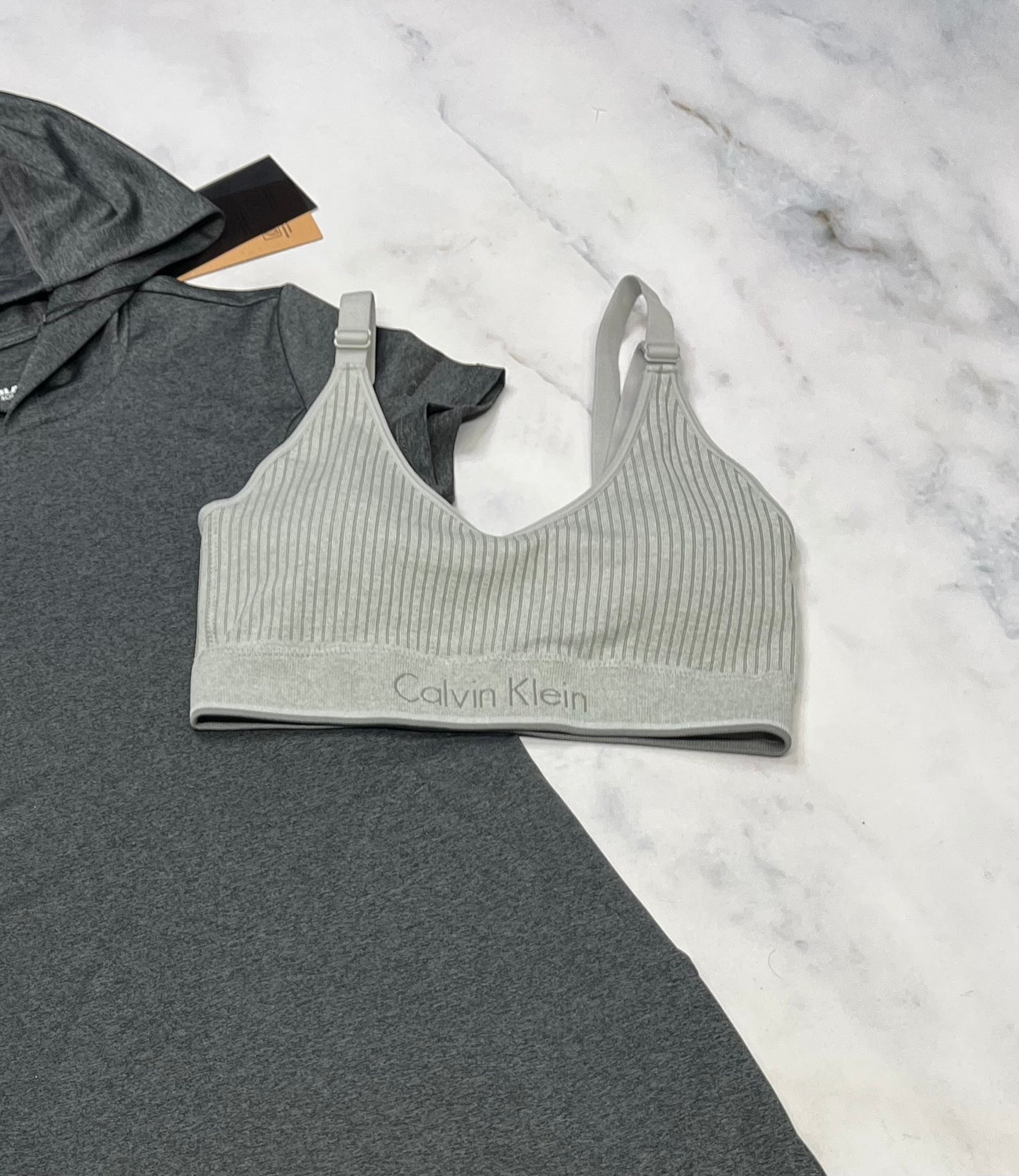 ☀️ Top Calvin Klein : tissu sport stretch bretelles ajustable . Fait 12 ans fille neuf ! Pas amovible