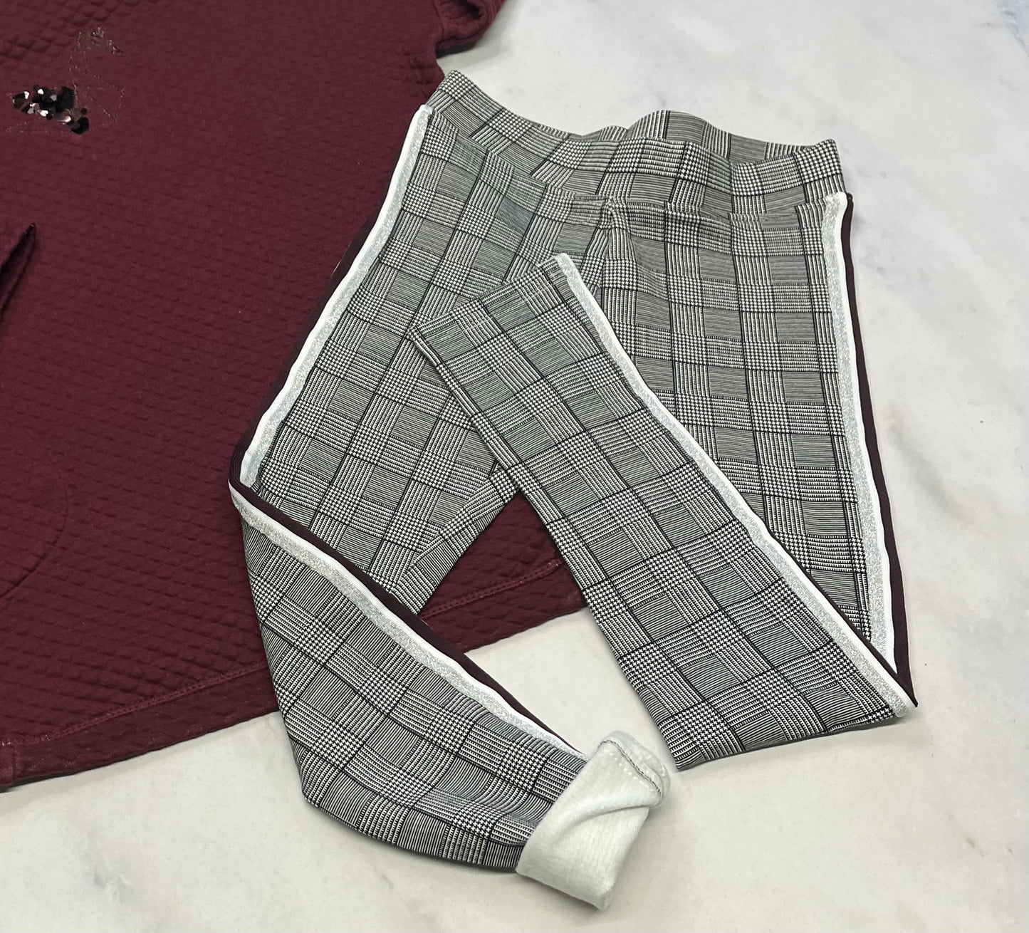 Duo : Tunique Zara bourgogne ( logo cygne or ) 7-8 ans super ! + Skinny leg chaud doublé fait 7-8 ans neuf.