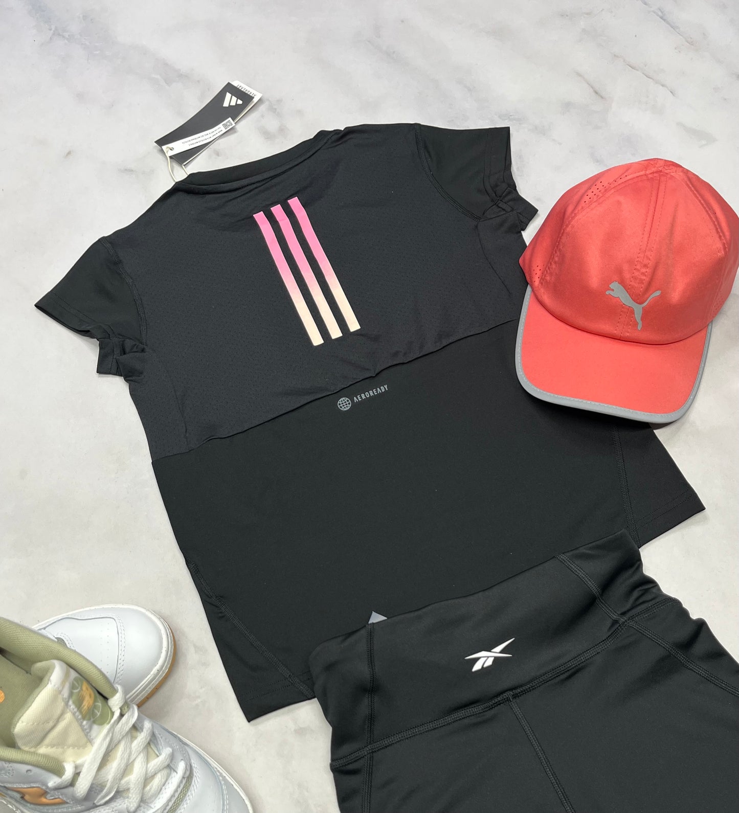 🌷 Adidas : manche courte noir tissu sport stretch 9-10 ans fille . Dos superbe .
