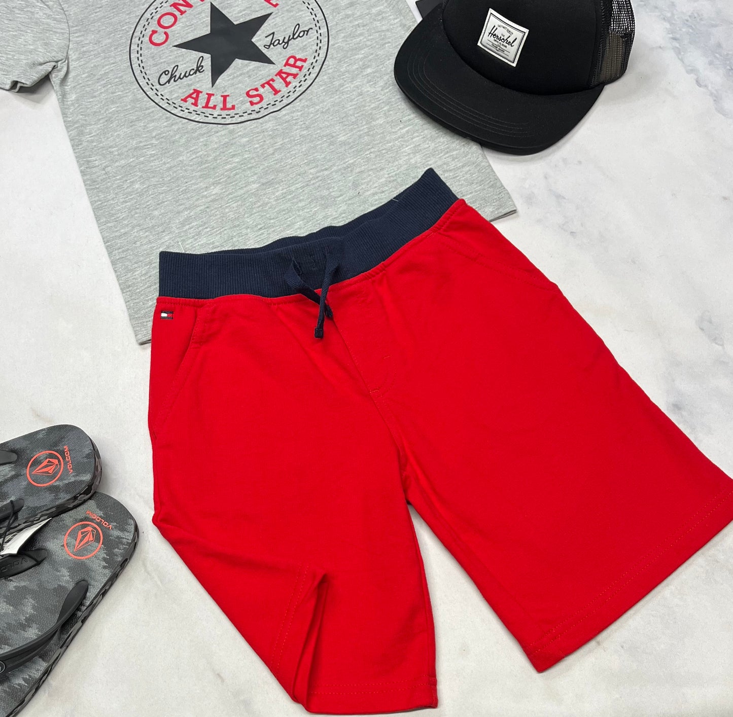 đ« Tommy : Bermuda en ouatĂ© rouge ( logo en haut de l poche ). 6 ans garçon neuf !