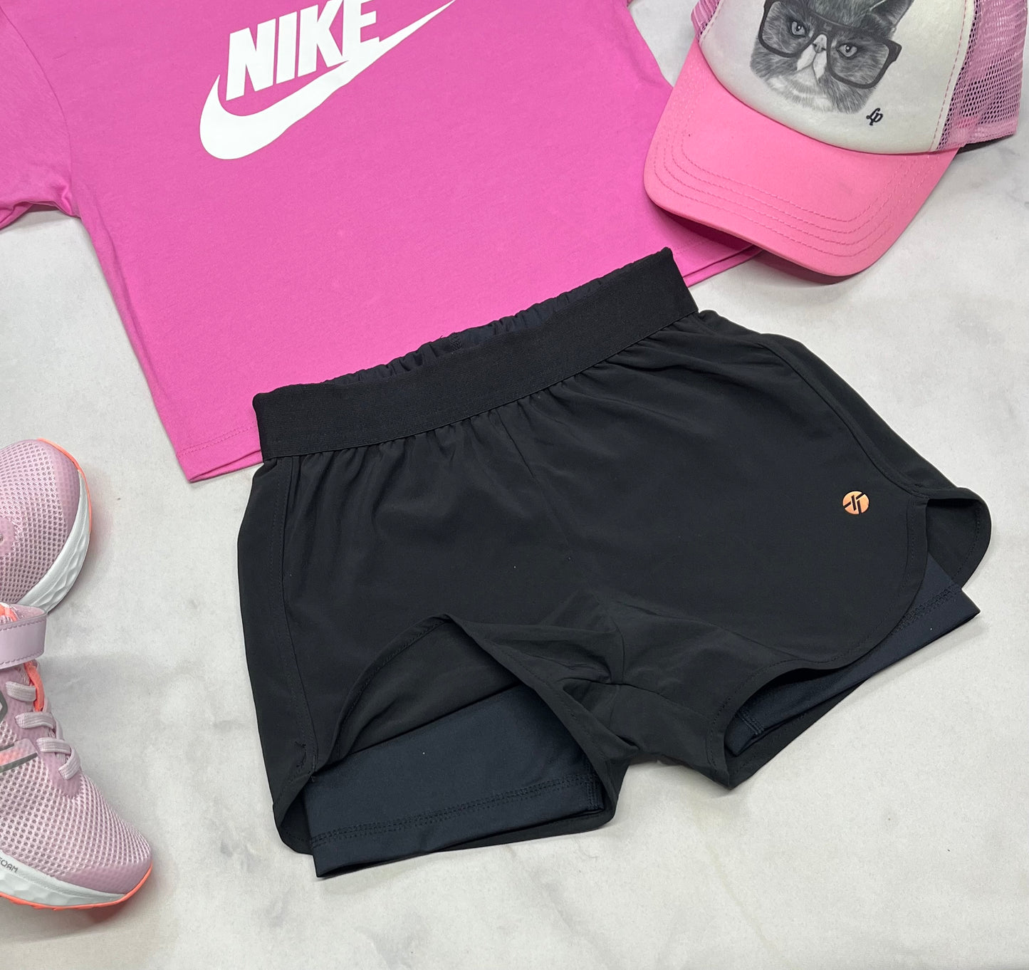 🌸 Short en tissu de sport : avec cuissard stretch intégré . Tag fait 5-6 ans fille neuve .