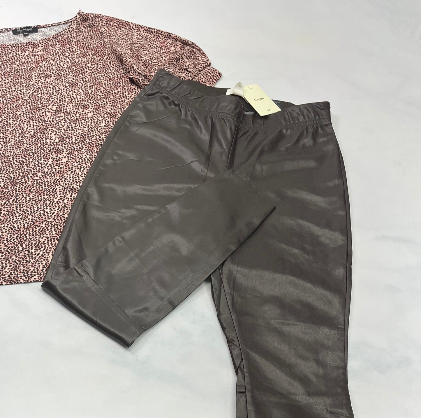 Duo : Lily Morgan manche courte stretch M/ coupe confo comme neuf! + Skinny brun foncé effet cuir ( vegan) souple taille élastique neuf! Fait M/ femme .