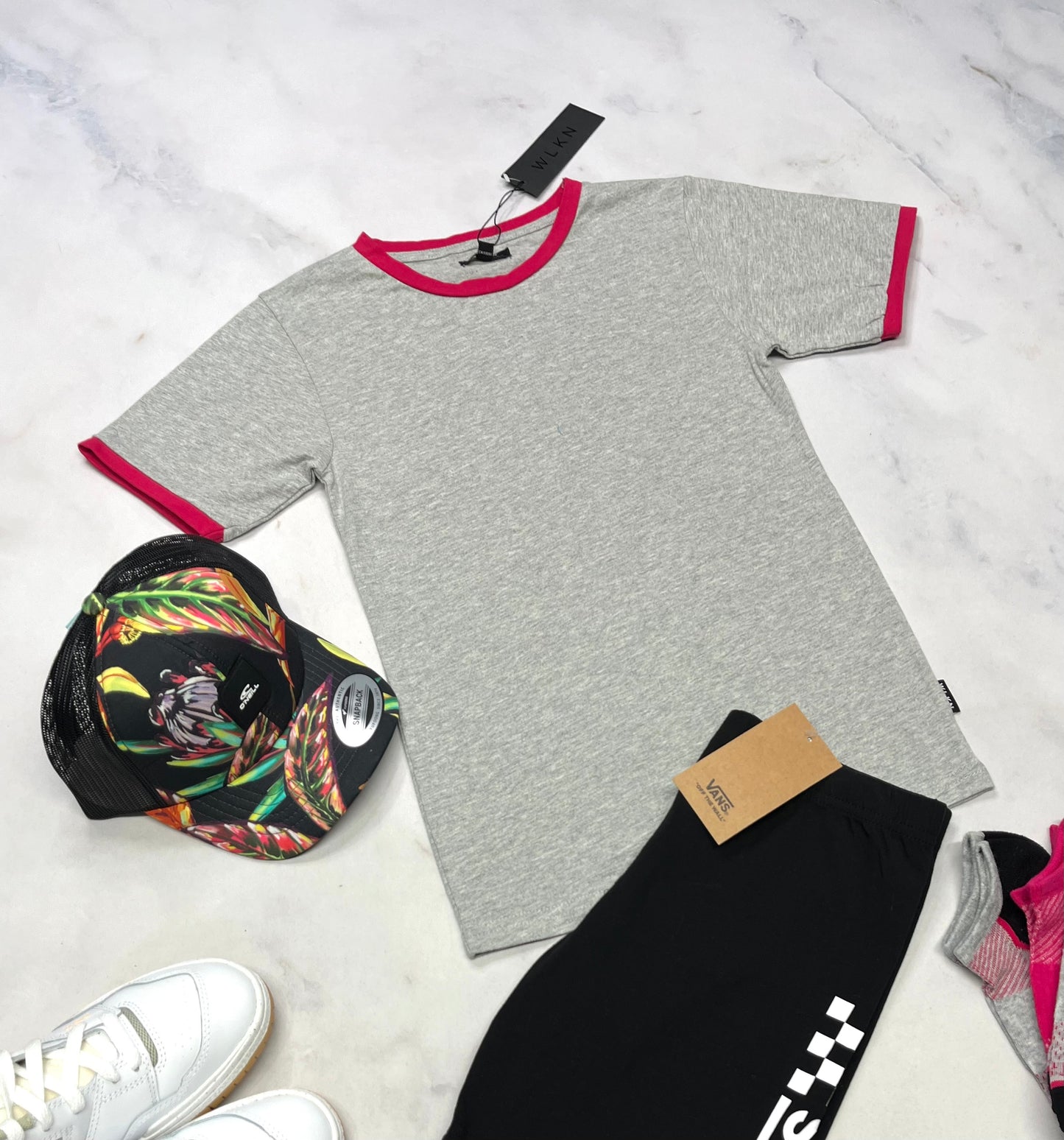 🌷WLKN : manche courte gris avec bordure rose . Fait 10-12 ans fille neuf !