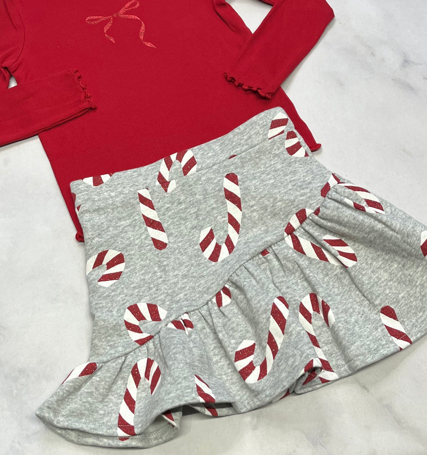 Duo 5 ans neuf! RIB texturé rouge neuf 5 ans + Jupe ouaté 5 ans les cannes sont brillante 5 ans neuve.