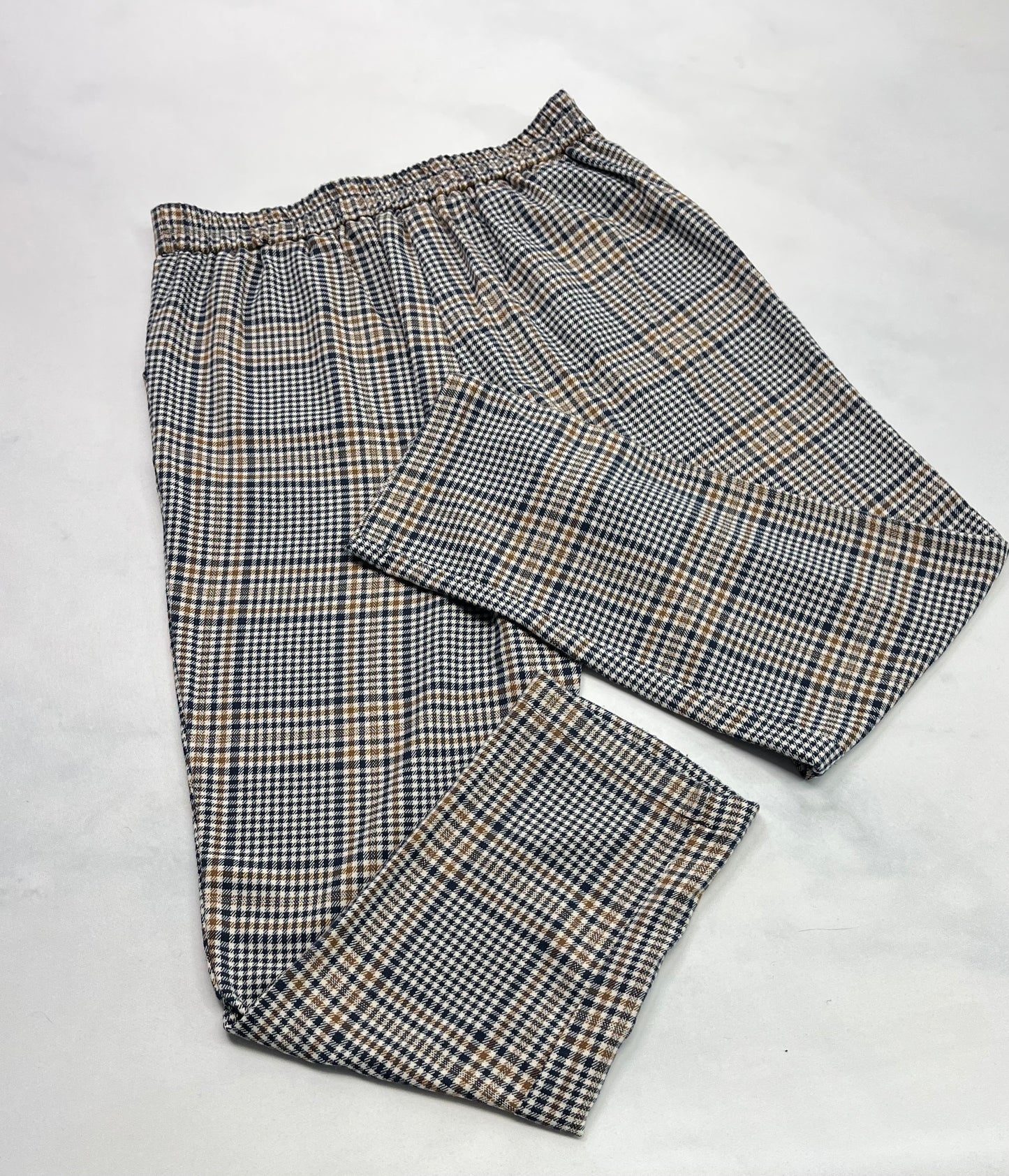 Pantalon : Mou doux . Taille élastique au dos (pince au devant à la taille ) + 3ans femme . Super état .