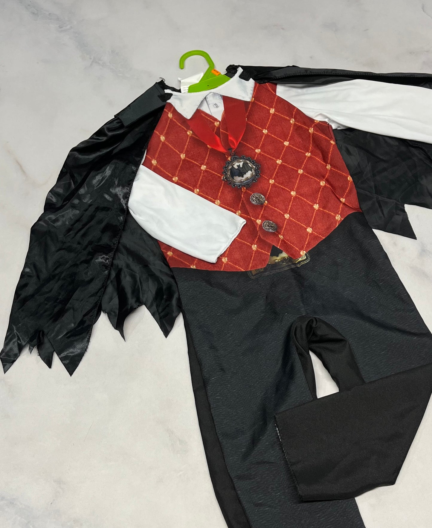 Costume : Vampire 2 pièces 3-4 ans neuf! 1 pièce + cape amovible à velcro .