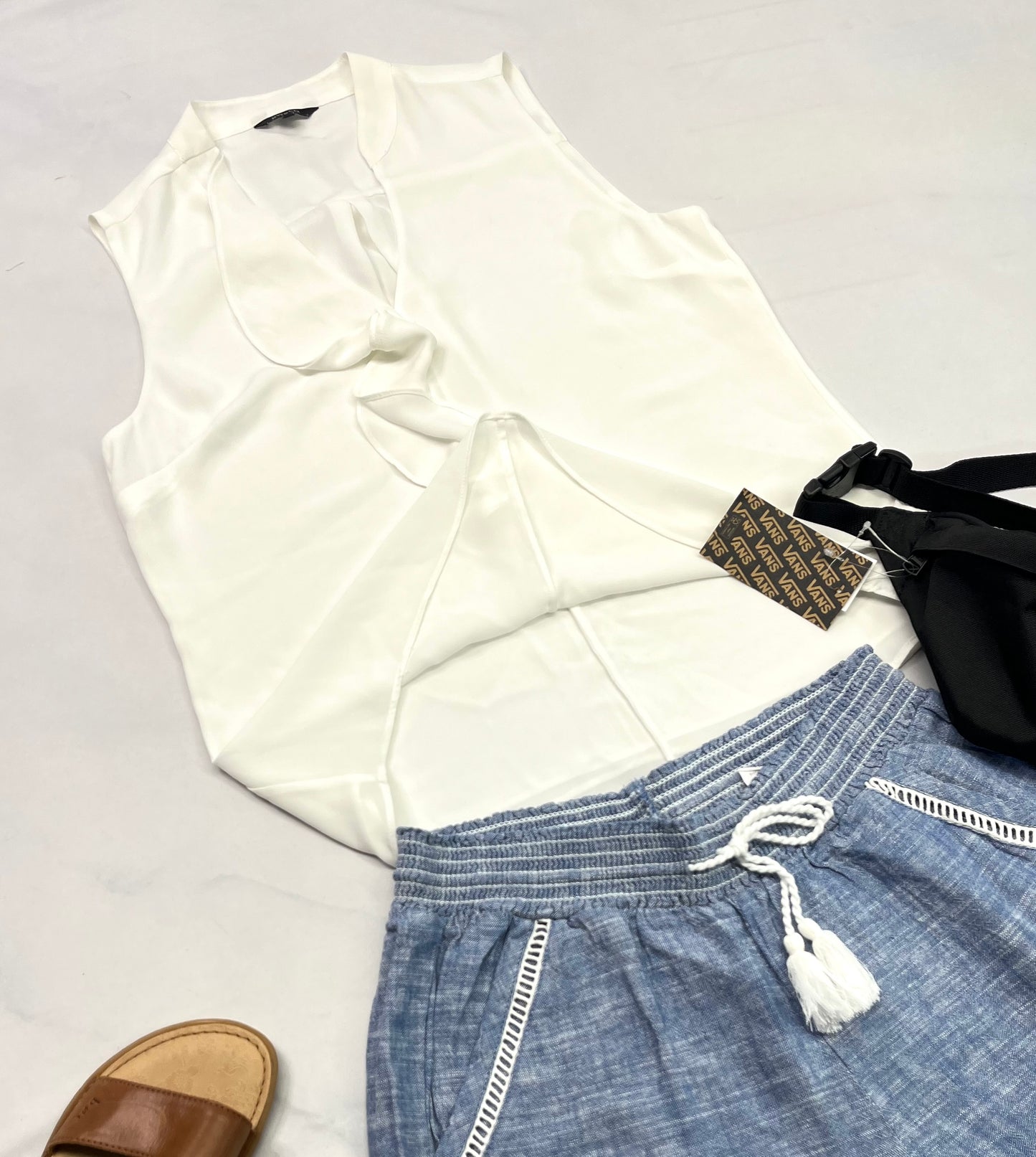 🌿Chemisier : sans manche RW.CO blanche avec doublure intégré M/ femme non extensible donc fait SM/ femme comme neuve .