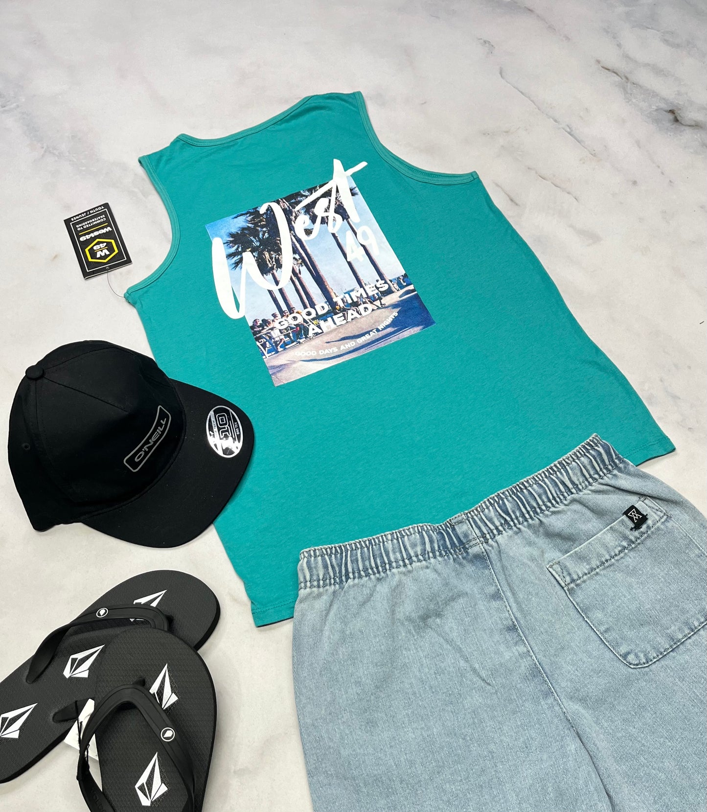 🌿 Camisole : West fait 12-13 ans garçon neuve ! Beau logo au dos .