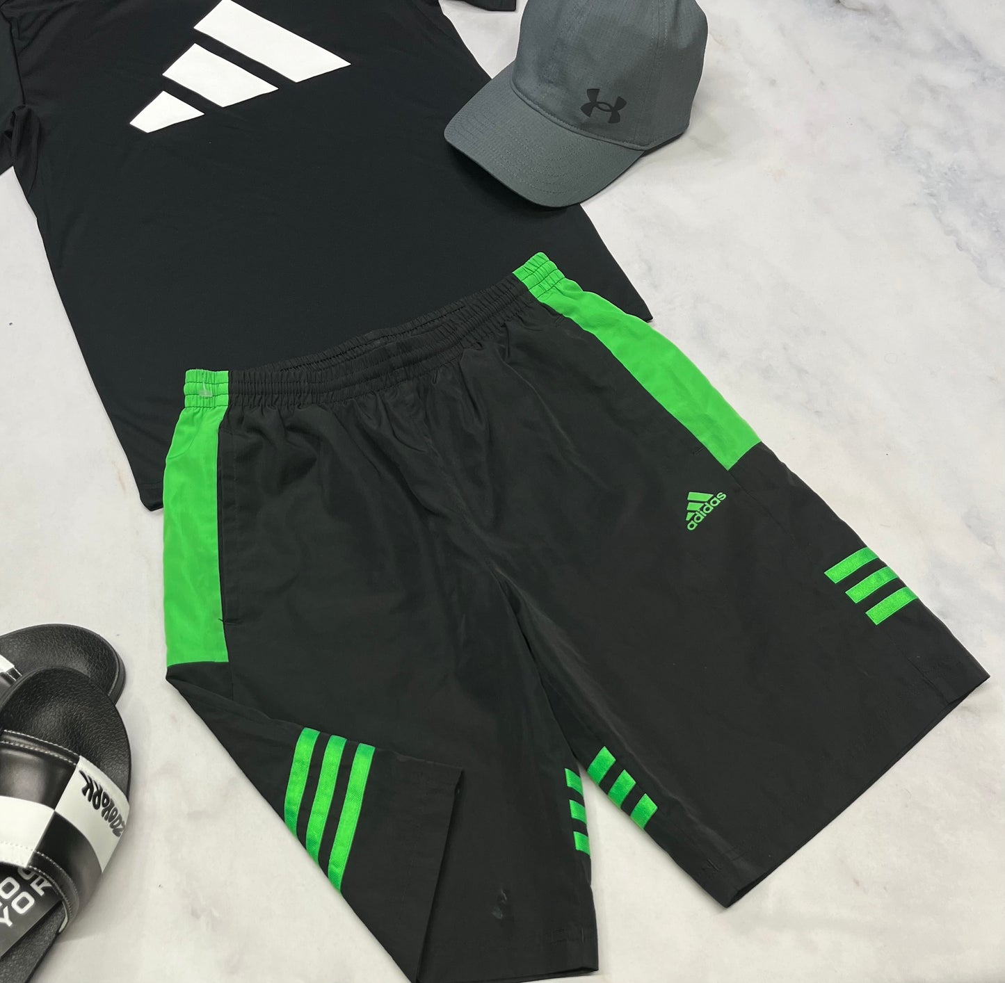 💚 Solde Bermuda : Adidas tissu style toile sport légère . Filet int . 10-12 ans coupe confo ( peu faire 12 ans ) garçon . Comme neuf juste 2 minis ombrage au bas . ( voir photo )