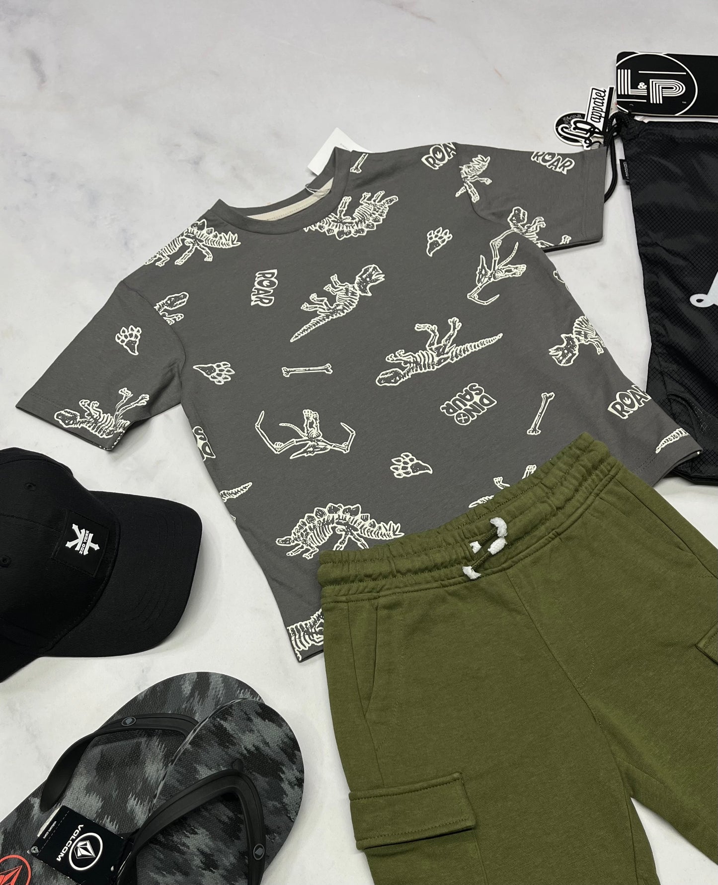 ☀️ T-Shirt : charcoal Dino 5 ans garçon neuf !