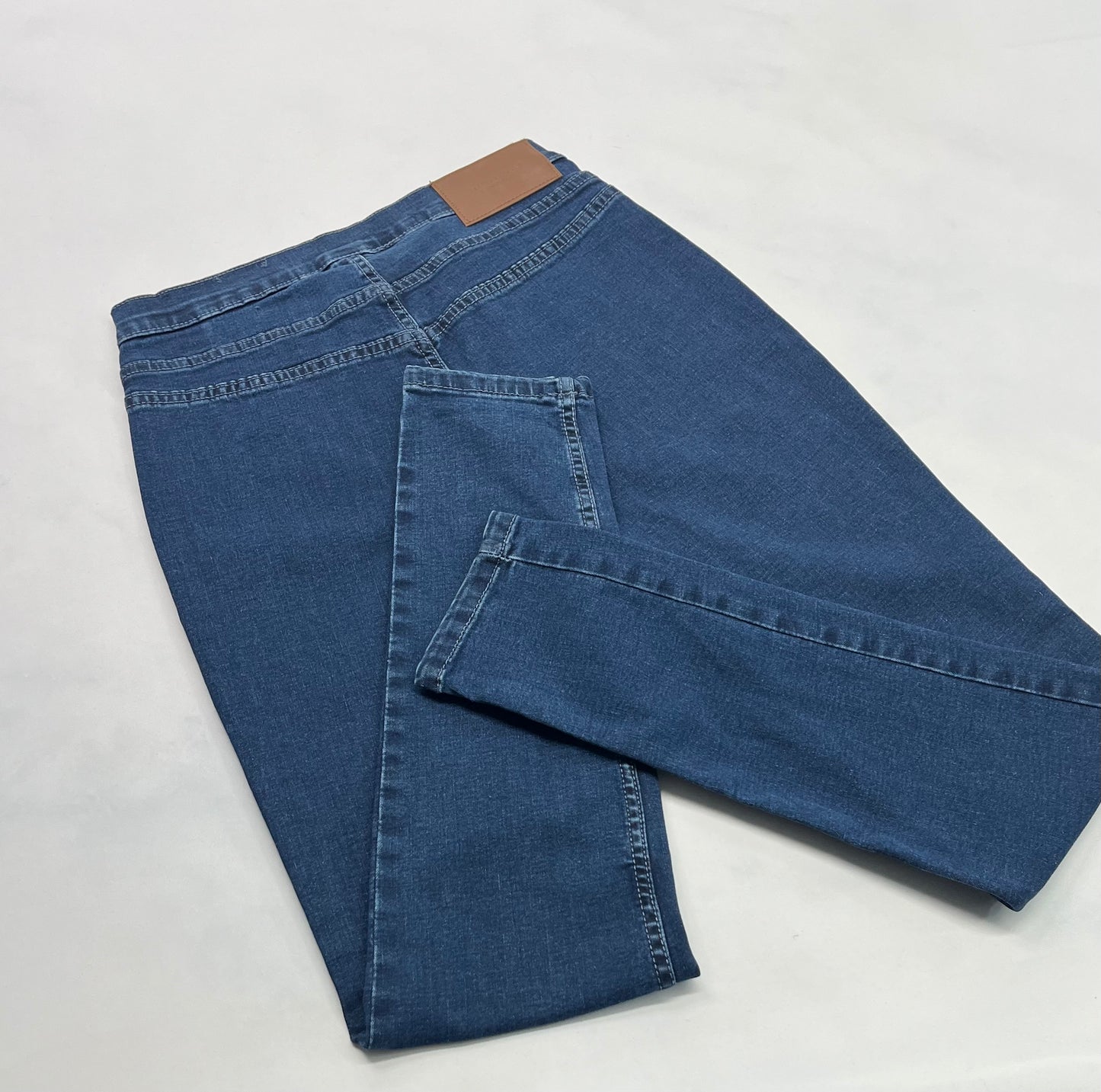 ..Blum: Skinny jeans mou taille haute fait small 4-5 ans femme . Comme neuve .