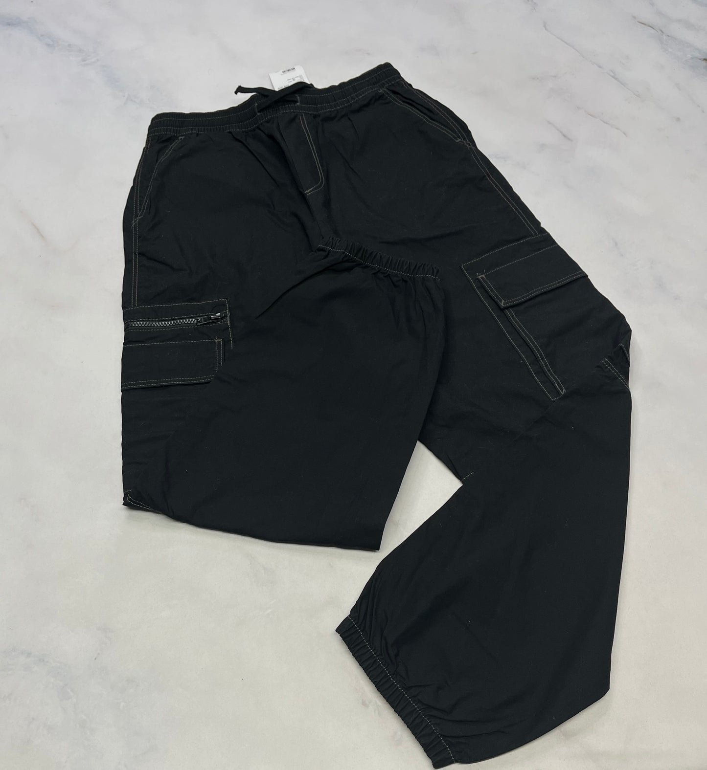 Pantalon cargo : noir neuf ! 14 et 16 ans coupe relax . Taille et bas élastique .