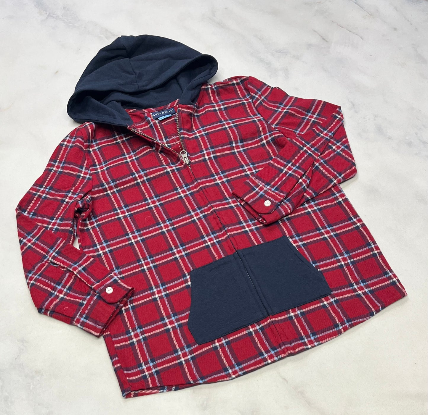 Veste chemisier avec zip : en flanelle souple (avec capuchon ) . Fait 5-6 et 7-8 ans neuve .