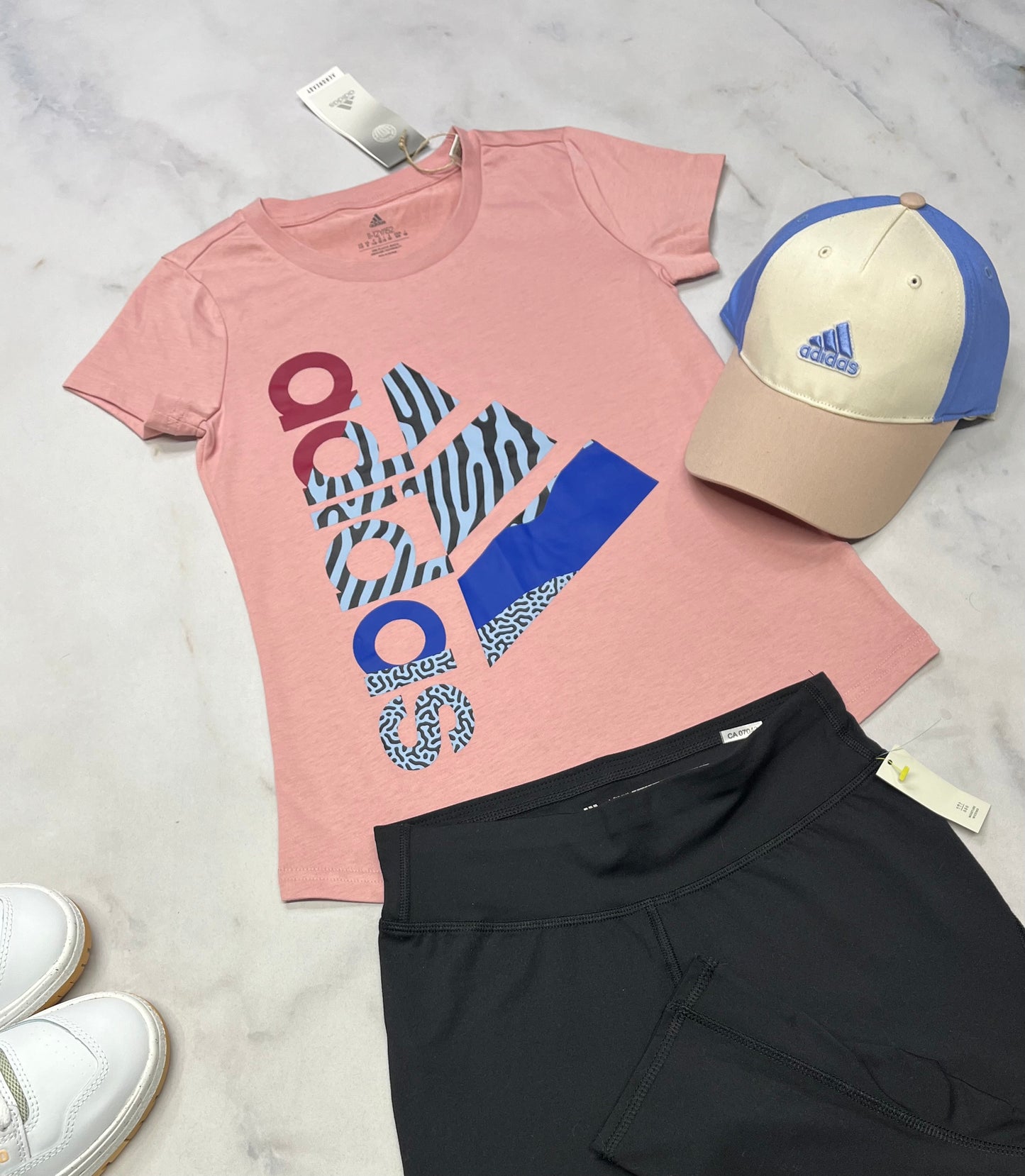 🌸 Adidas : manche courte neuf 11-12 ans fille .