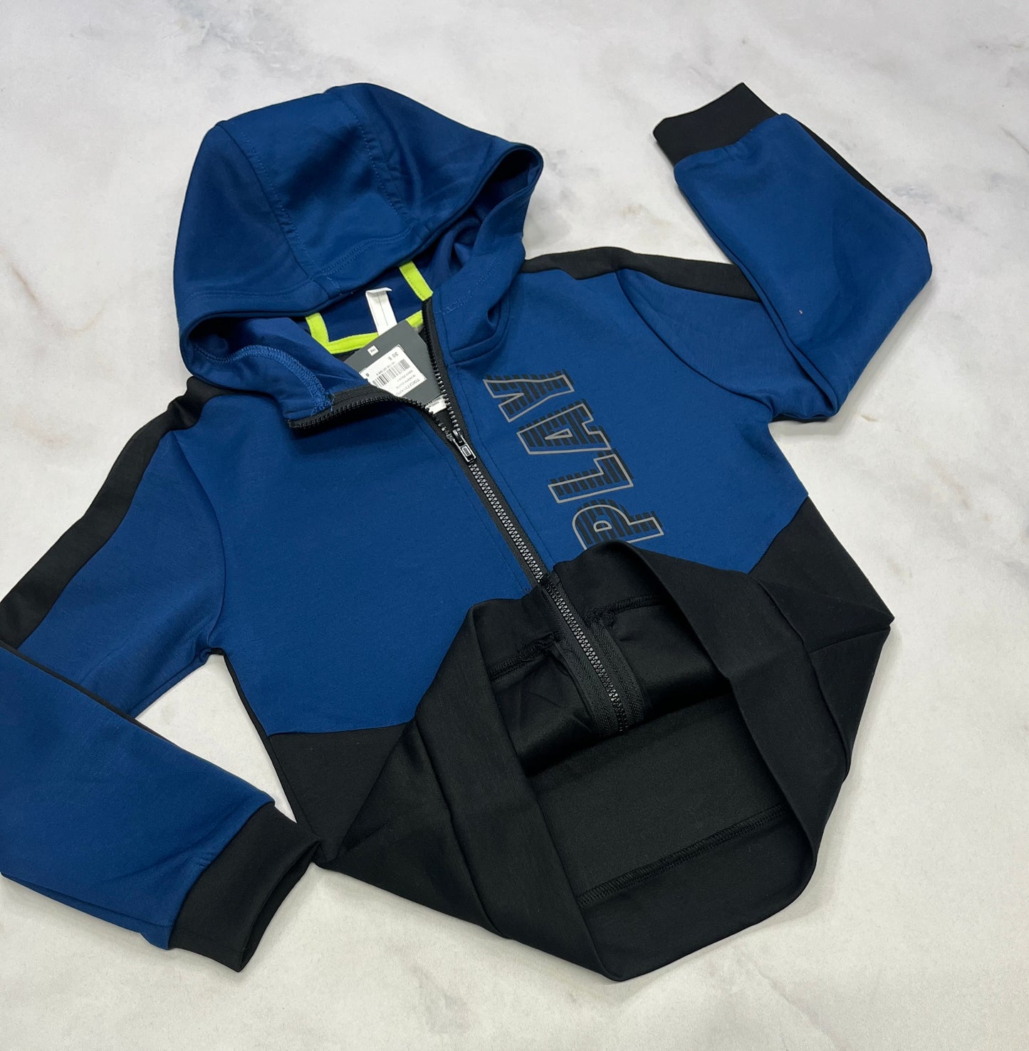 Veste sport : BLum. Neuve ! Intérieur en micro polar . Fait 5-6 ans .