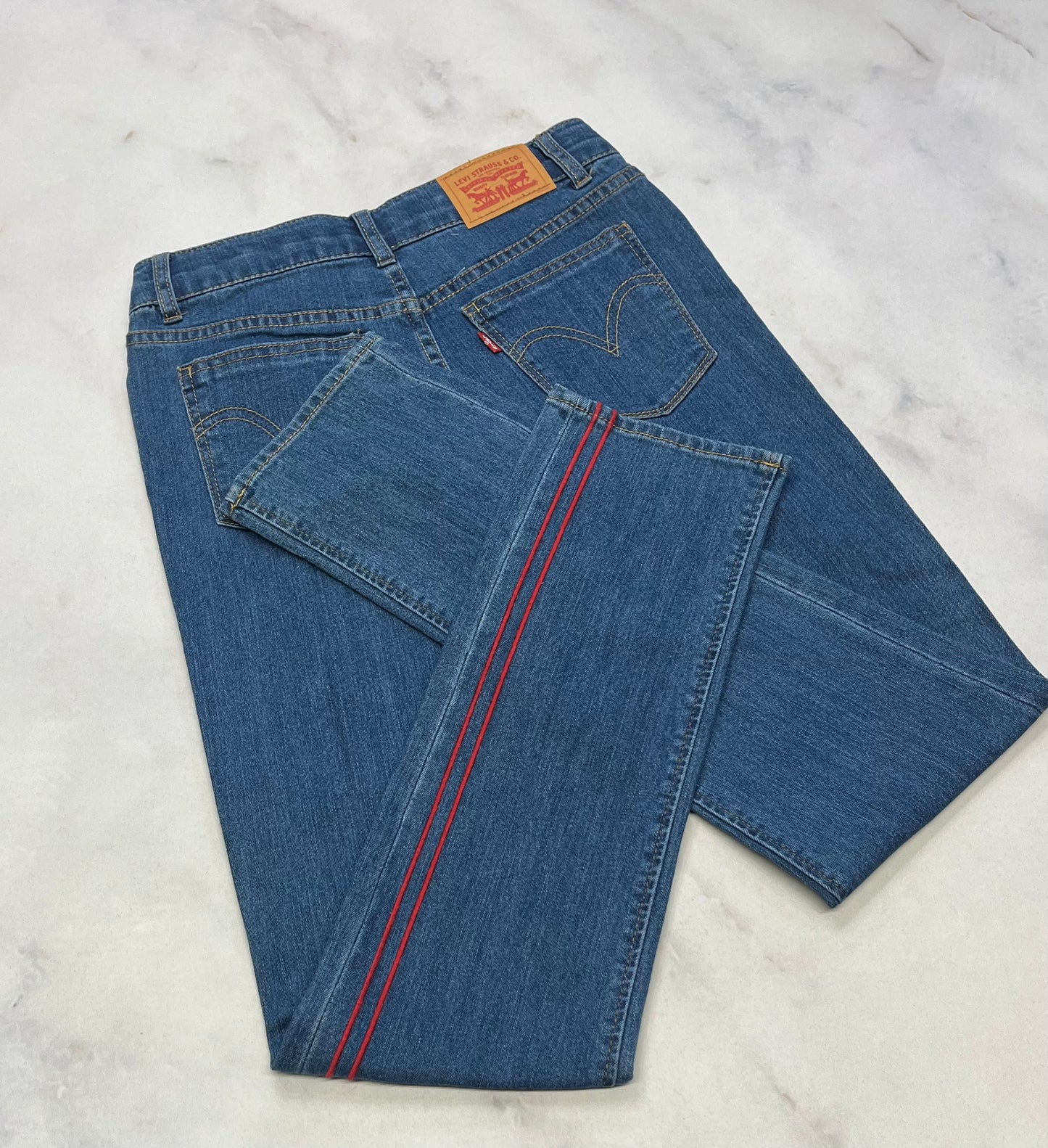 Jeans Levis : Coupe copine (8-10 ans ) et (14-16 ans ) folle dispo . Soft/ neuve !