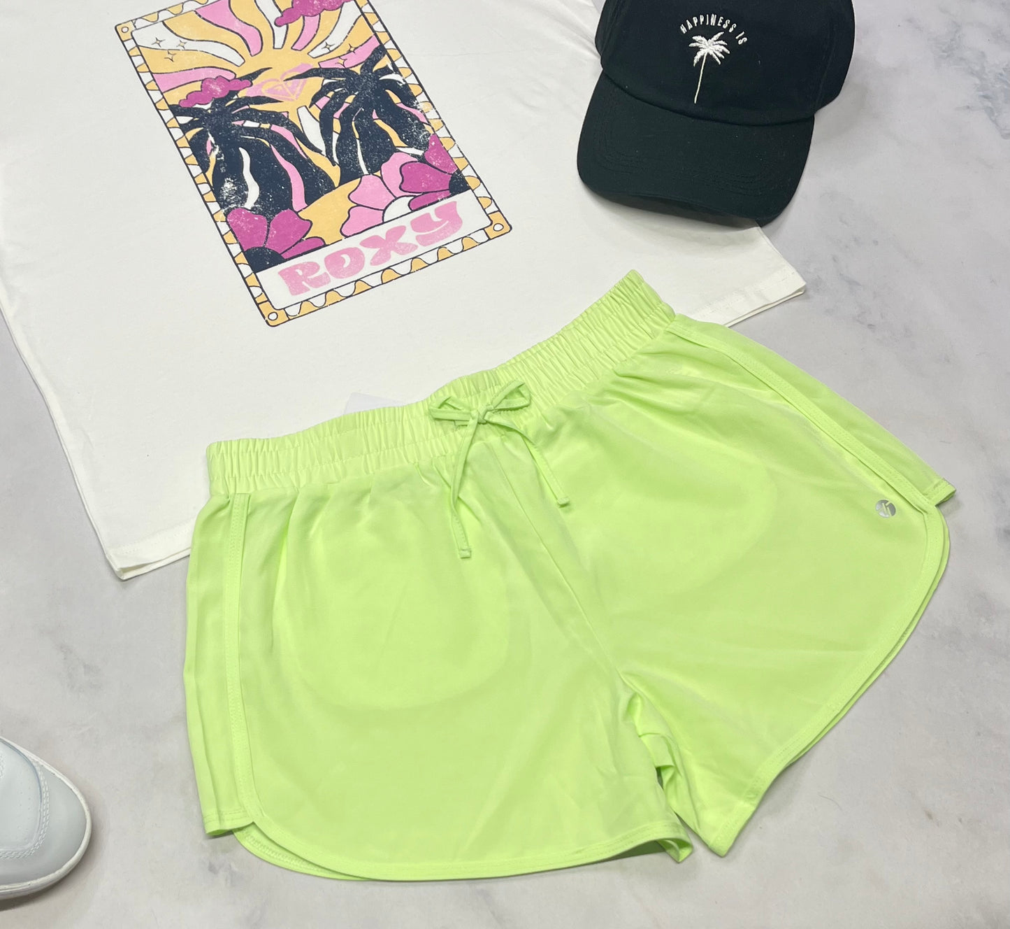 🌴 Short : En tissu de sport stretch dans tout les sens . Tag 16 ans fille neuve .