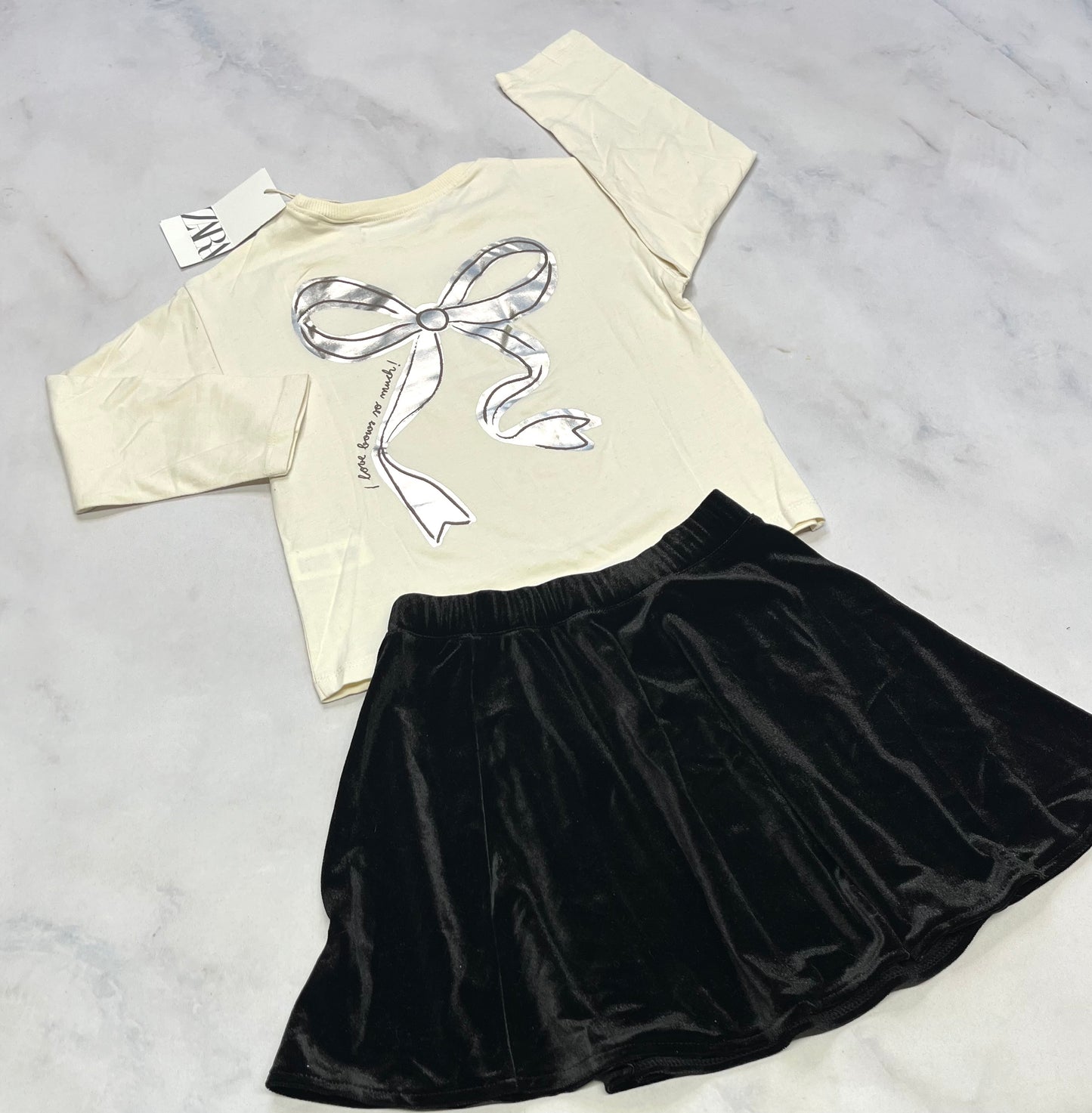 Duo 5 ans : ZARA manche longue avec boucle argenté neuf ! 5 ans + Jupe noir en velour doux neuve 5 ans .