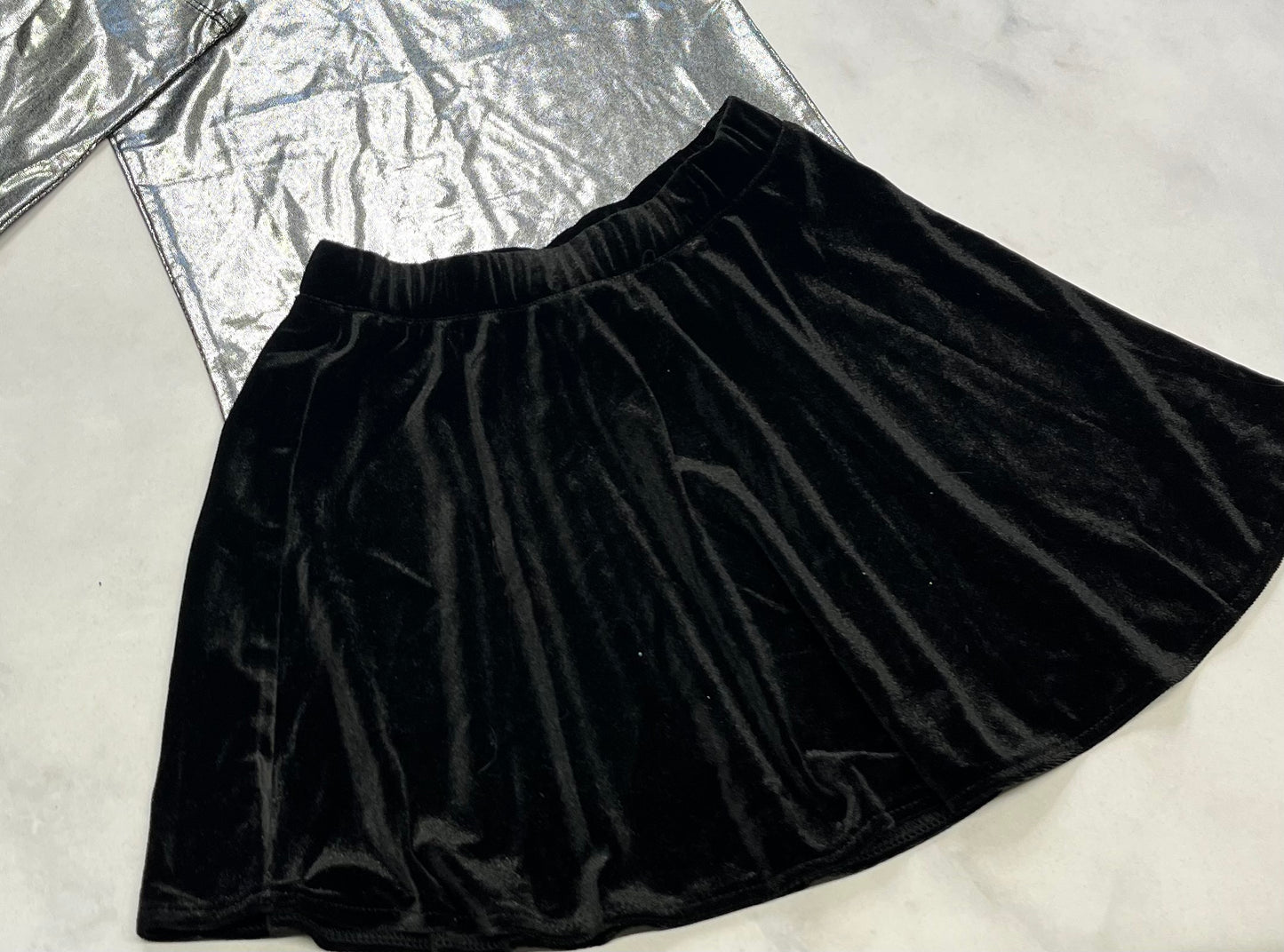 Duo fait 5 ans neuf! Manche longue super brillant stretch confo + Jupe en velour douce 5 ans neuve .