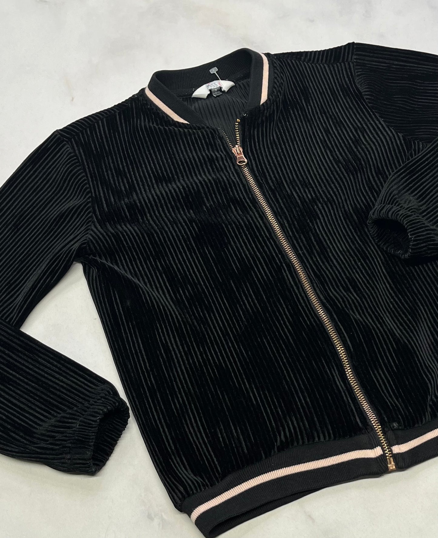 Veste zip Miss K : en velour texturé noir comme neuve . Molle confo 7 ans fille .