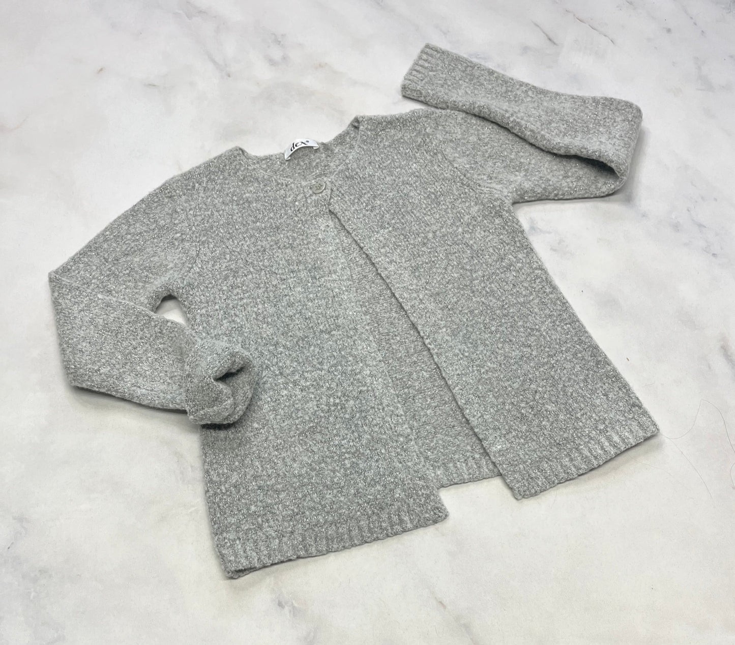 Veste DEX : grise argenté brillante attache avec un bouton au haut. 7-8 ans . Ou 7 ans plus lousse . Comme neuve .