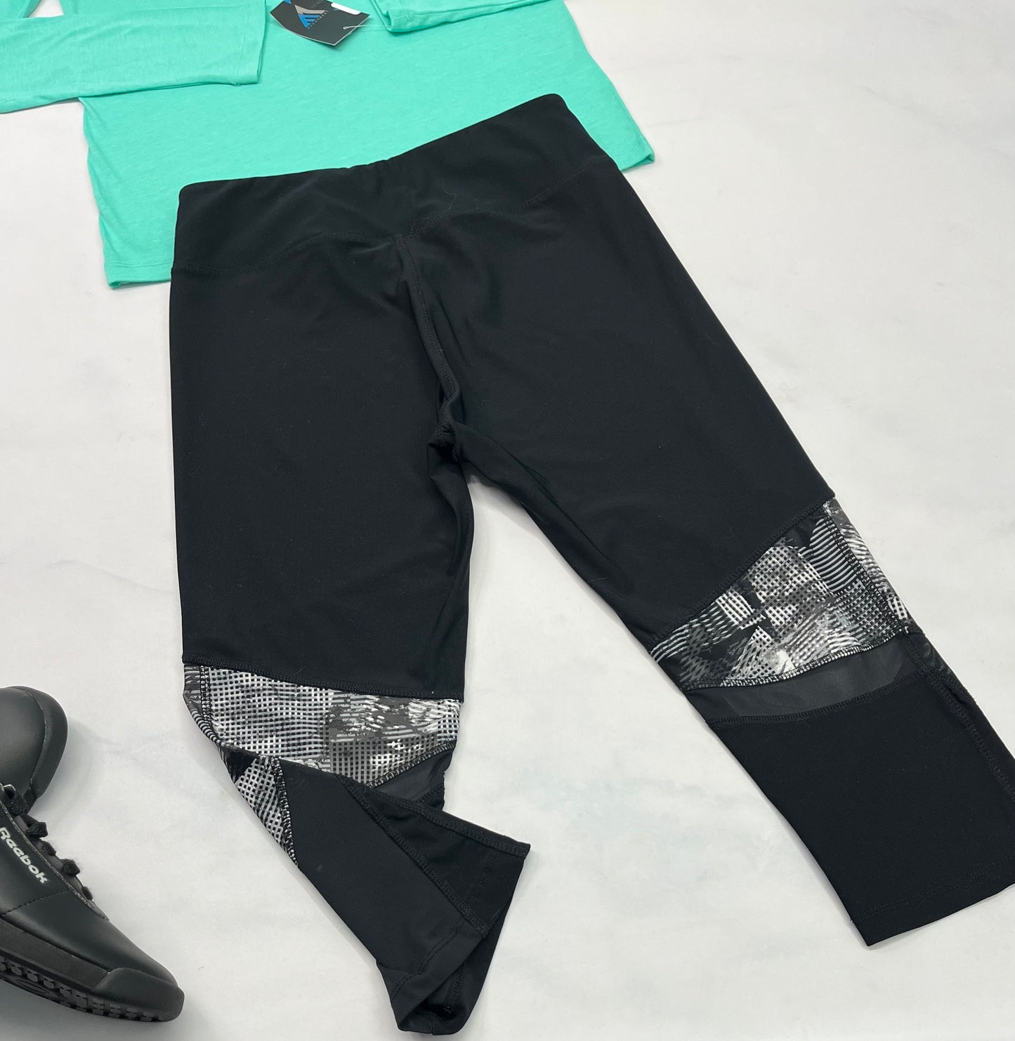 💫 Capri sport : Noir et blanc M/ femme comme neuf . Bande semi transparente derrière les genoux .