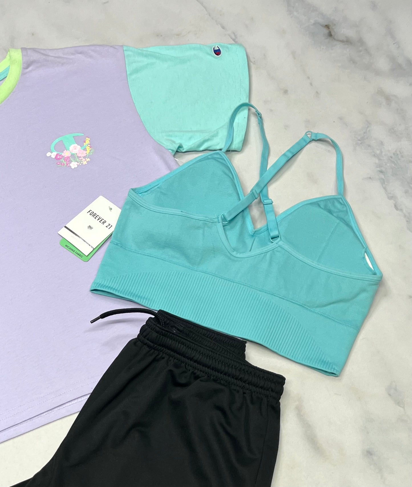🩵 Top : Forever 21 en tissu de sport extensible. Pas amovible et bretelles ajustable . Fait 13-14 ans ado fille neuf !