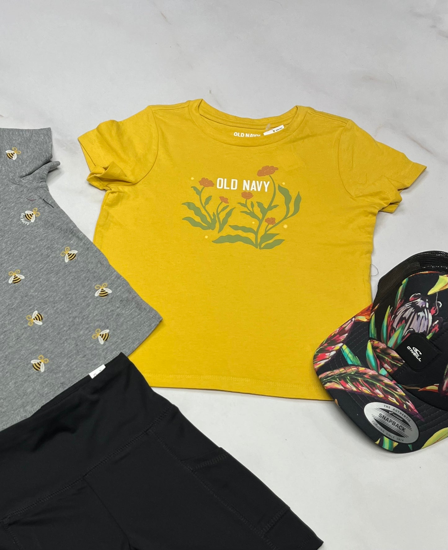 🌼 Duo t-Shirt : (1x abeilles et 1x jaune ) 5 ans neuf ! Soft confo .