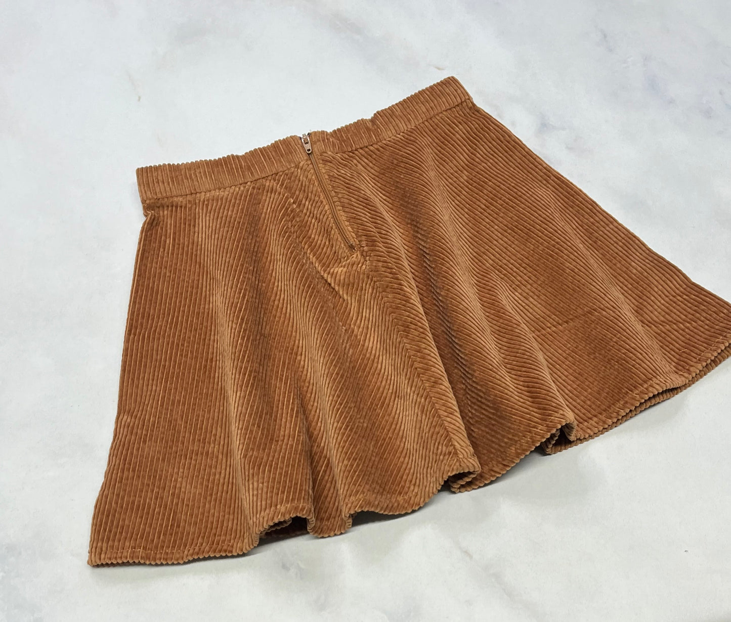 Jupe : en corduroy mou ( zip au dos) neuve ! 10 ans