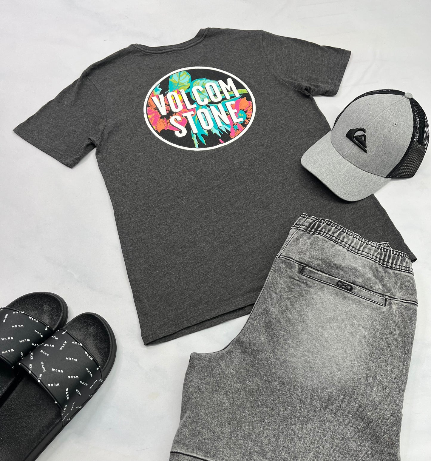 🌿 T-Shirt : Volcom gris soft fait Small homme confo neuf ! Beau logo au dos .