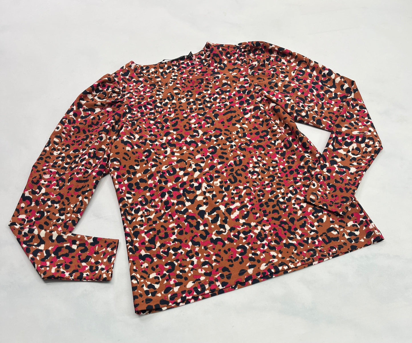 Vero Moda : Tissu qui ne décolore pas / stretch / beau détails aux épaules. XS femme coupe confo . Comme neuf!