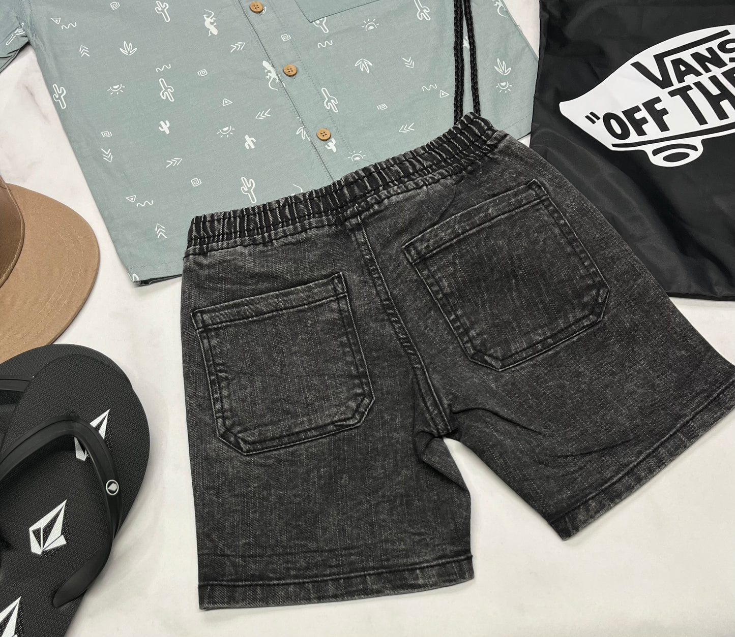 đ” Short jeans : Tag 5 ans neuve .