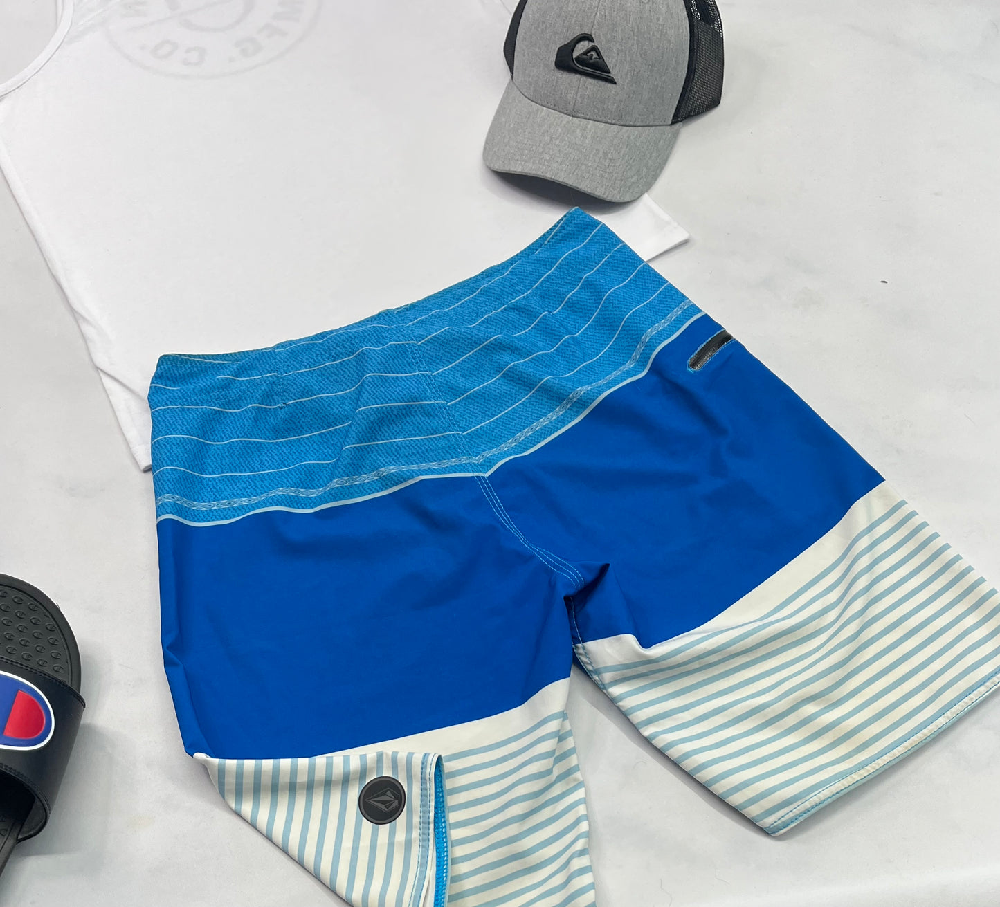☀️Solde Bermuda : Volcom tissu hyper léger souple qui sèche rapidement . 30/ homme : Small super état mais ombrage ultra flou dans le rayé .