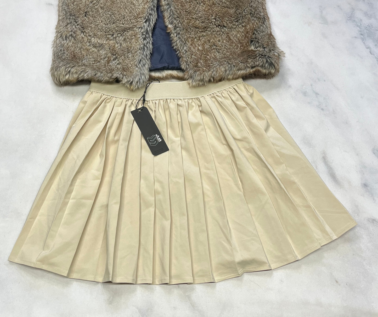 Duo : Veste douce 14-16( ou 14 ans confo ) comme neuve ! + Jupe short stretch intégré . Tissu qui ne décolore pas . 14 ans Surface neuve .