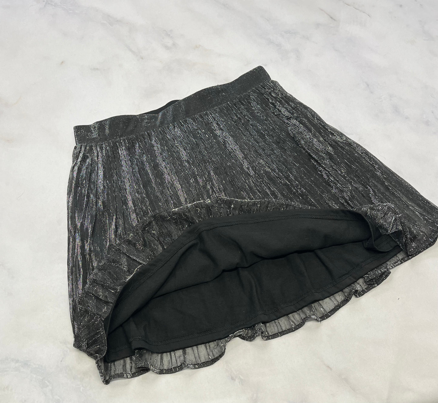 Jupe : brillante grise argenté comme neuve . Doublure int. Fait SM/ femme 6-7 ans
