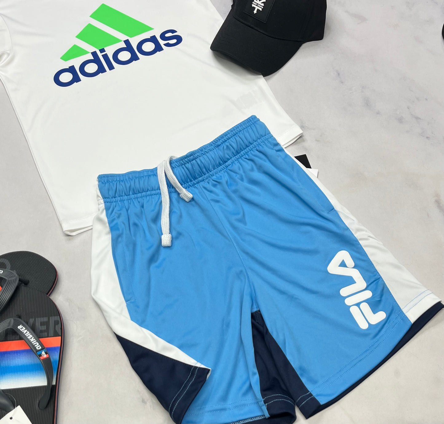 🌴 Bermuda : Fila en tissu de sport 8 ans garçon neuf ! ( le derrière est marine ) . Neuf !