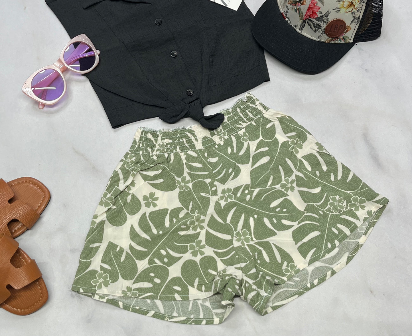 🌿 Short : fleurie taille haute tissu hyper léger et souple . 5 ans fille neuve .
