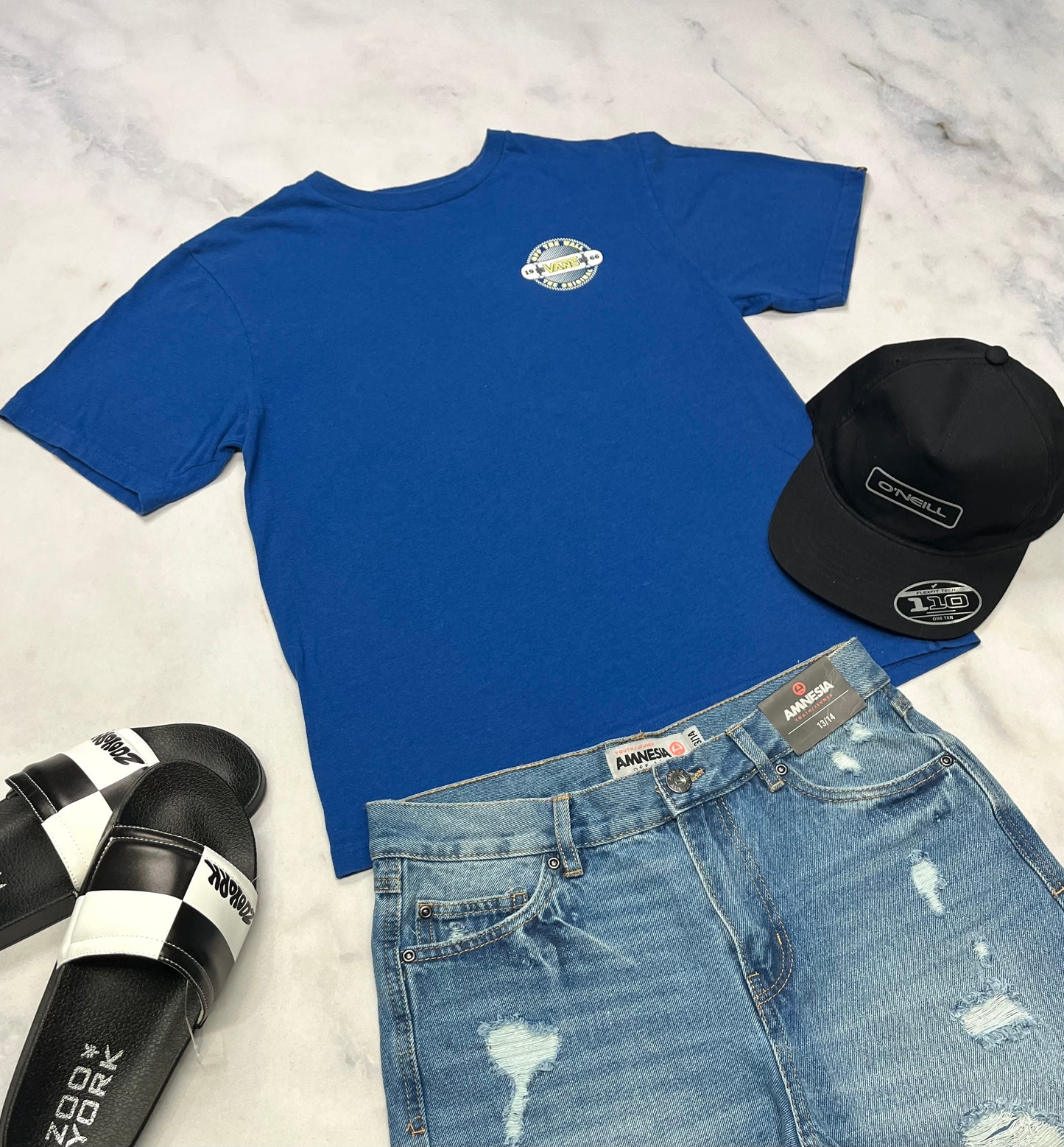 💙 Solde T-Shirt : VANS usagé un peu pâli. Beau logo au dos . Fait 14 ans garçon.