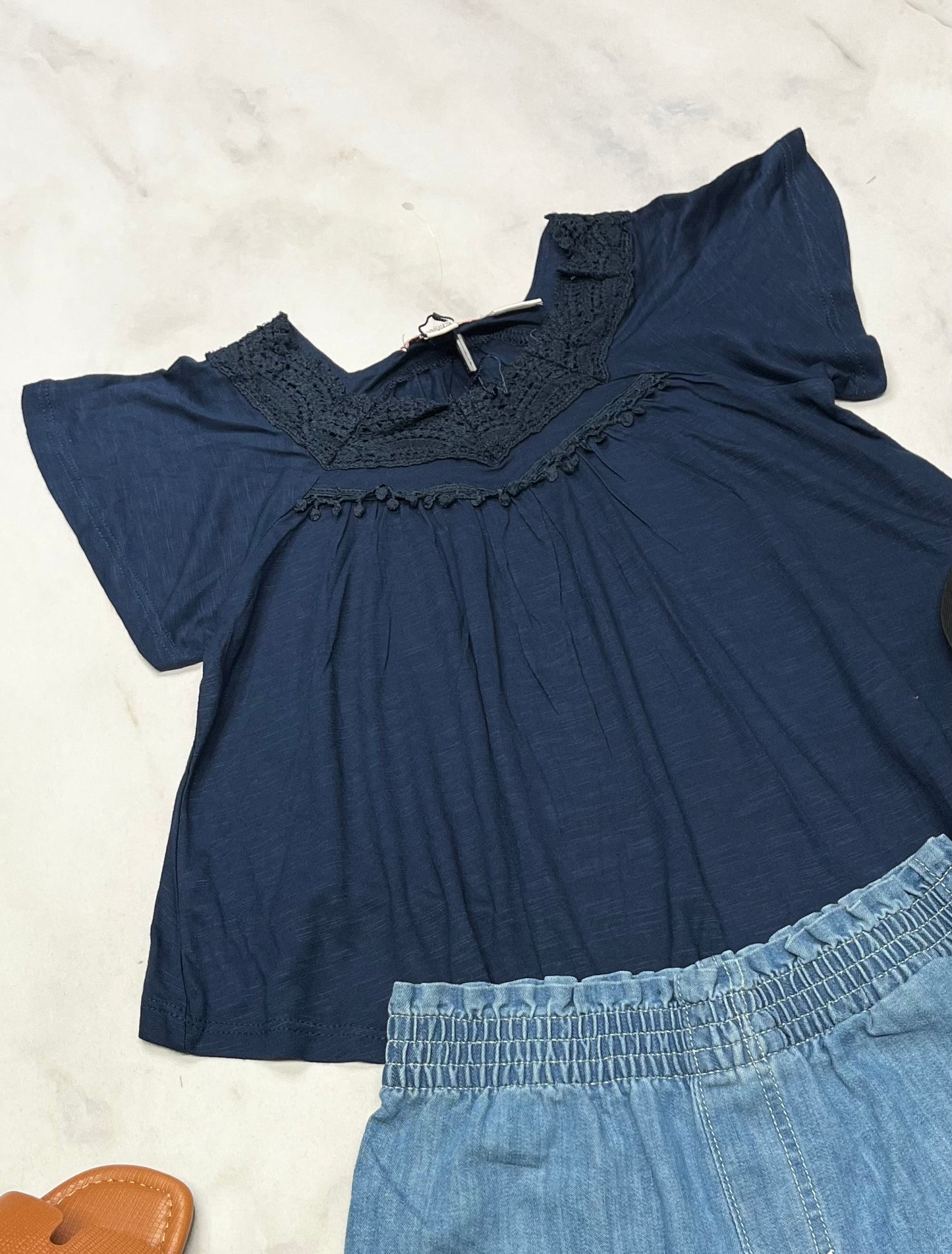 🦋 Silver : haut fluide marine fait 5 ans fille neuf ! Beau détails au haut .