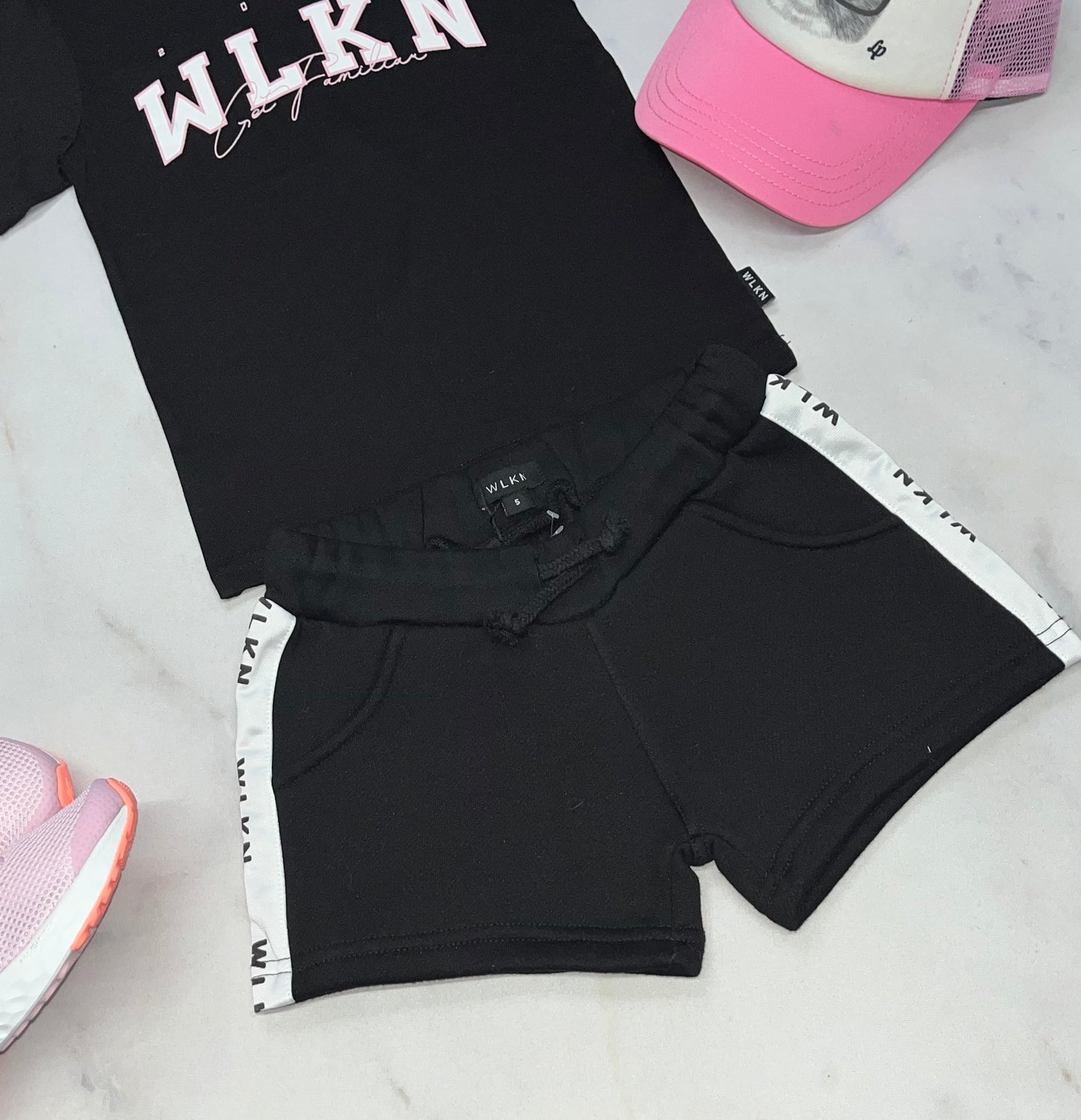 🌸 Short : WLKN en ouaté doux . Inscrit WLKN de chaque côtés . 5 ans fille neuve .