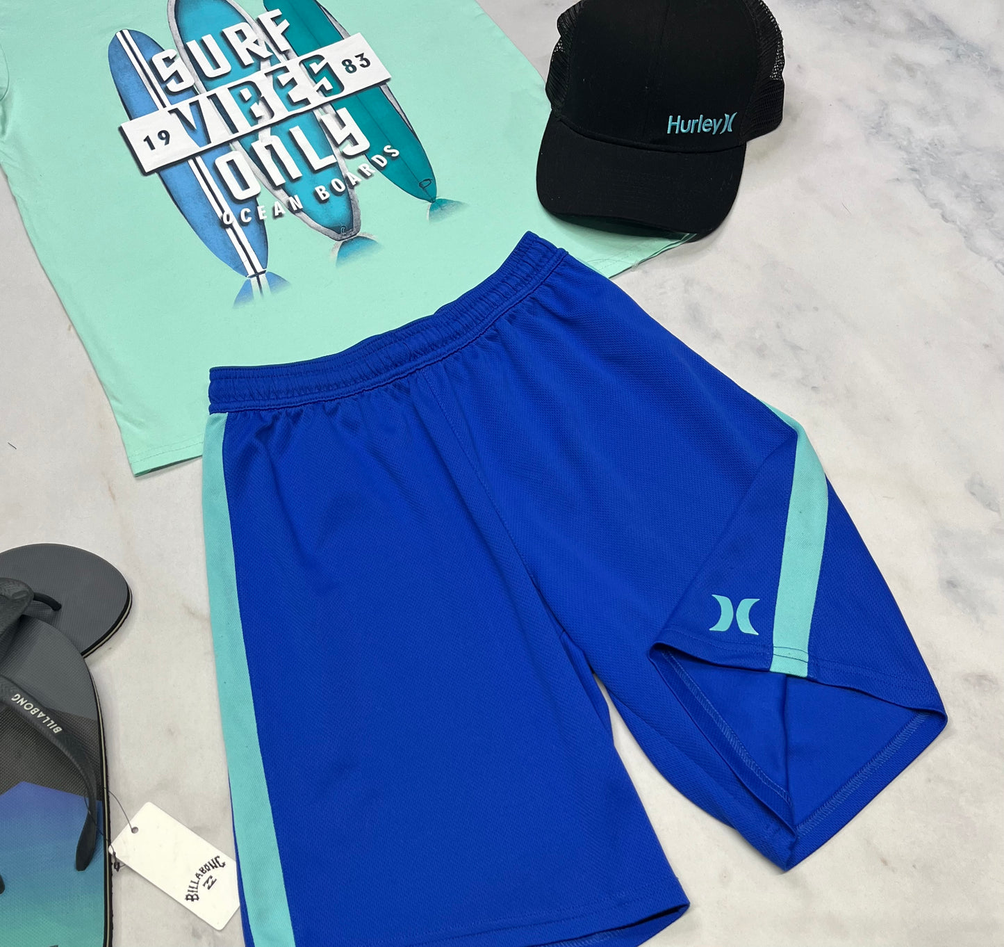 🌴 SOLDE ,Bermuda : Hurley en tissu de sport L/ 12- 14 ans garçon quelques micro points de mailles au dos sinon super état .