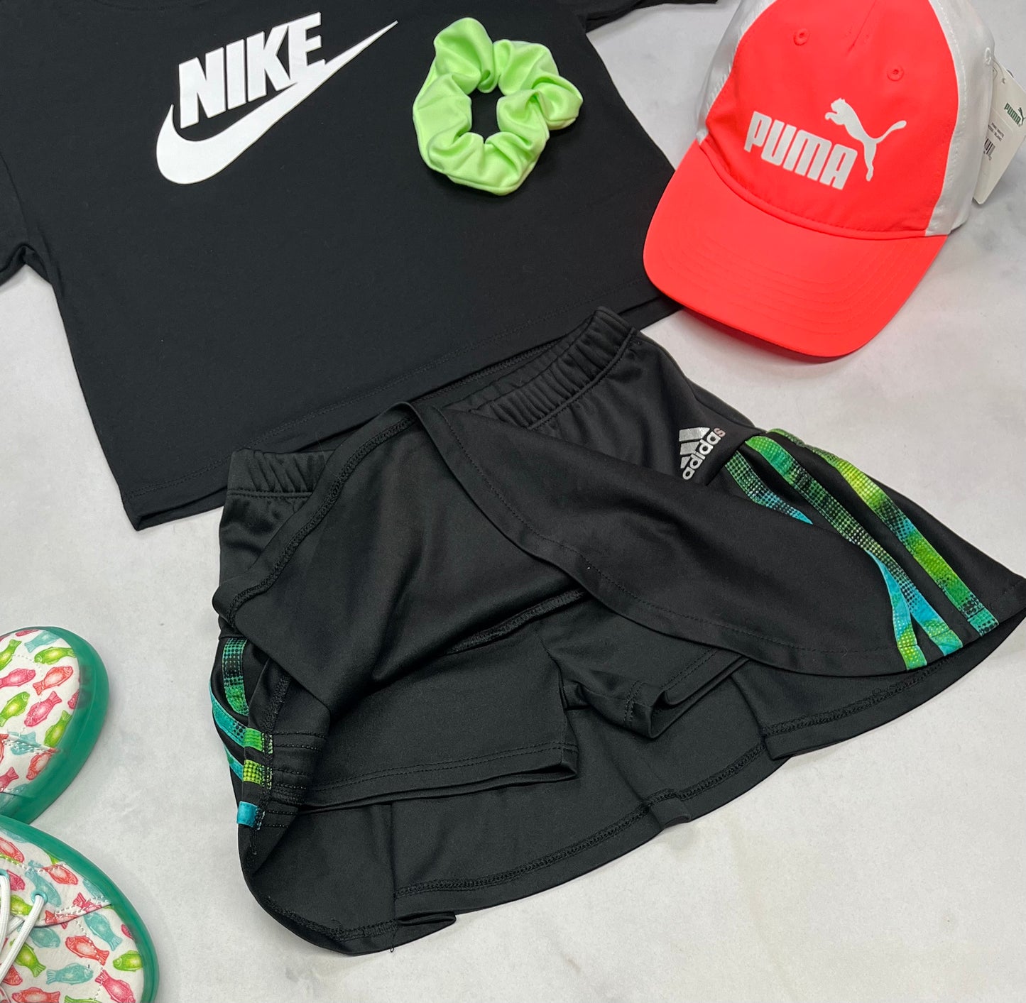 🌴 Duo:jupe short intégré Adidas 6 ans comme neuve + Chou pour les cheveux lime neuf !