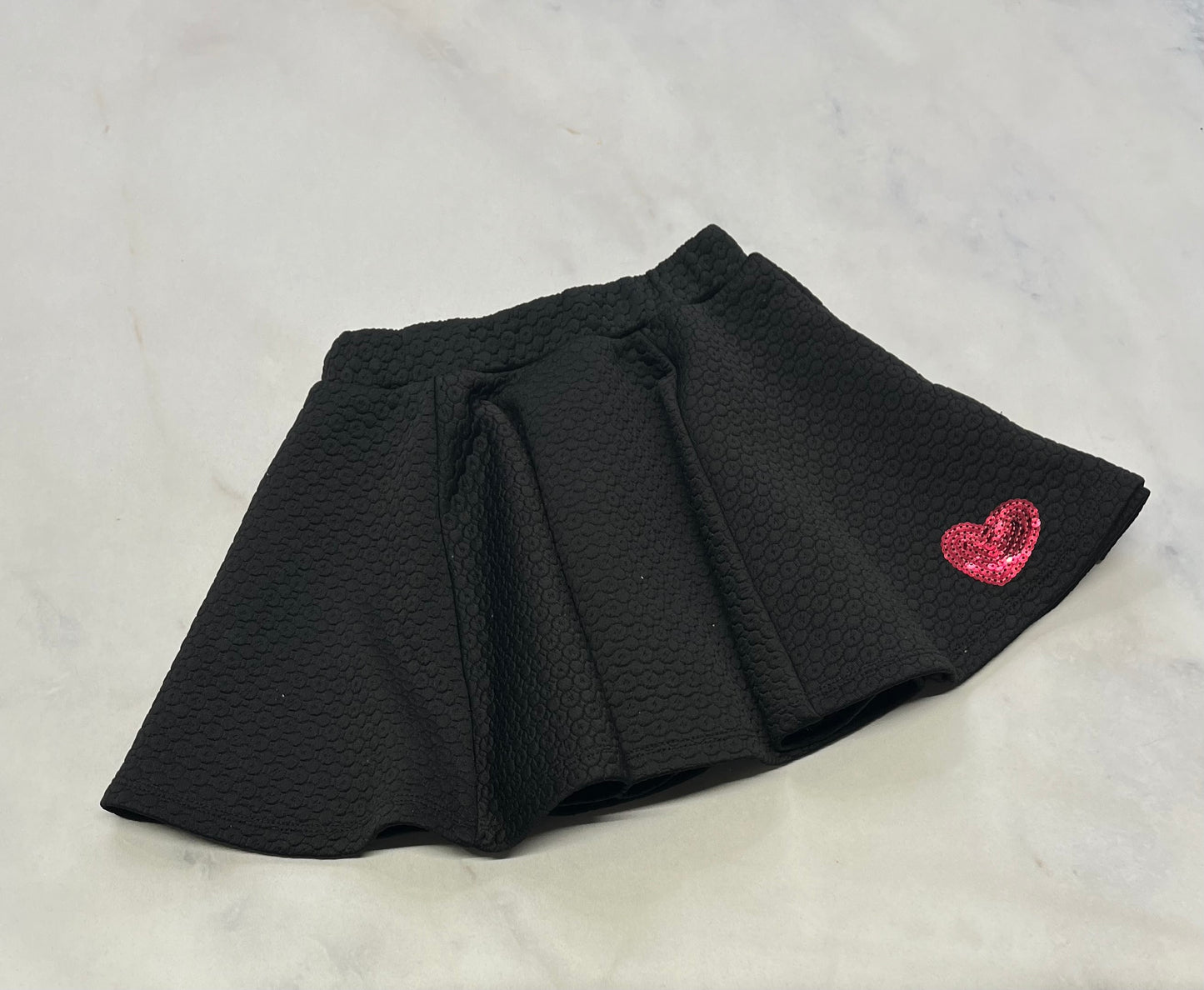 Jupe : Collini texturé avec cœur rose 6 ans .super état !