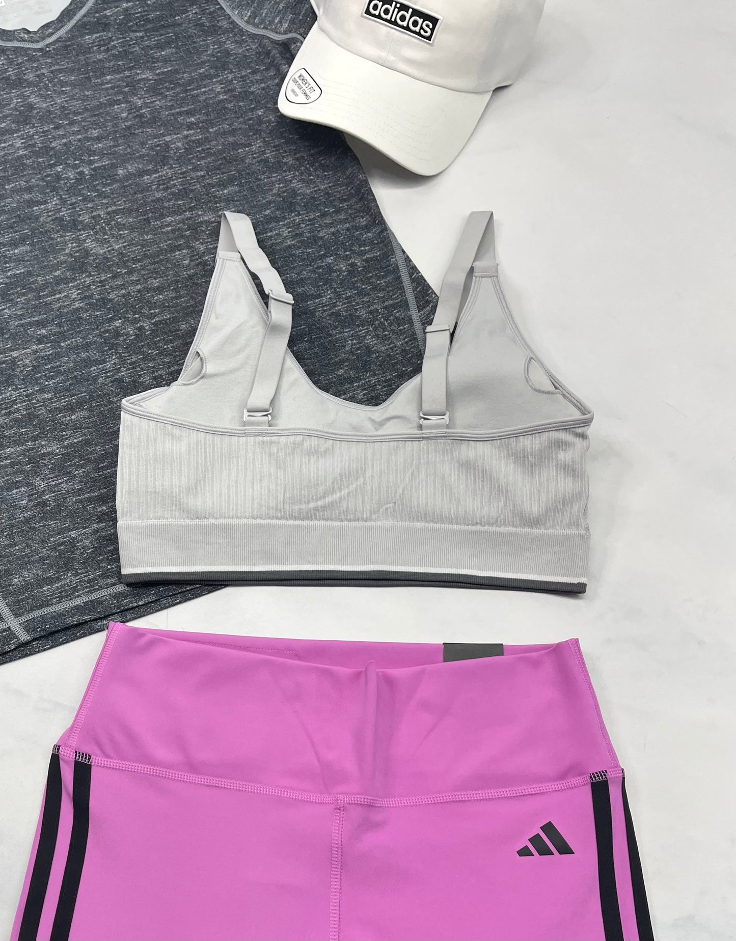 💕 Top : Calvin Klein en tissu rib. Sport texturé . Fait M/ femme neuf ! ( bretelles ajustable et pad amovible ) . Gris très pâle .