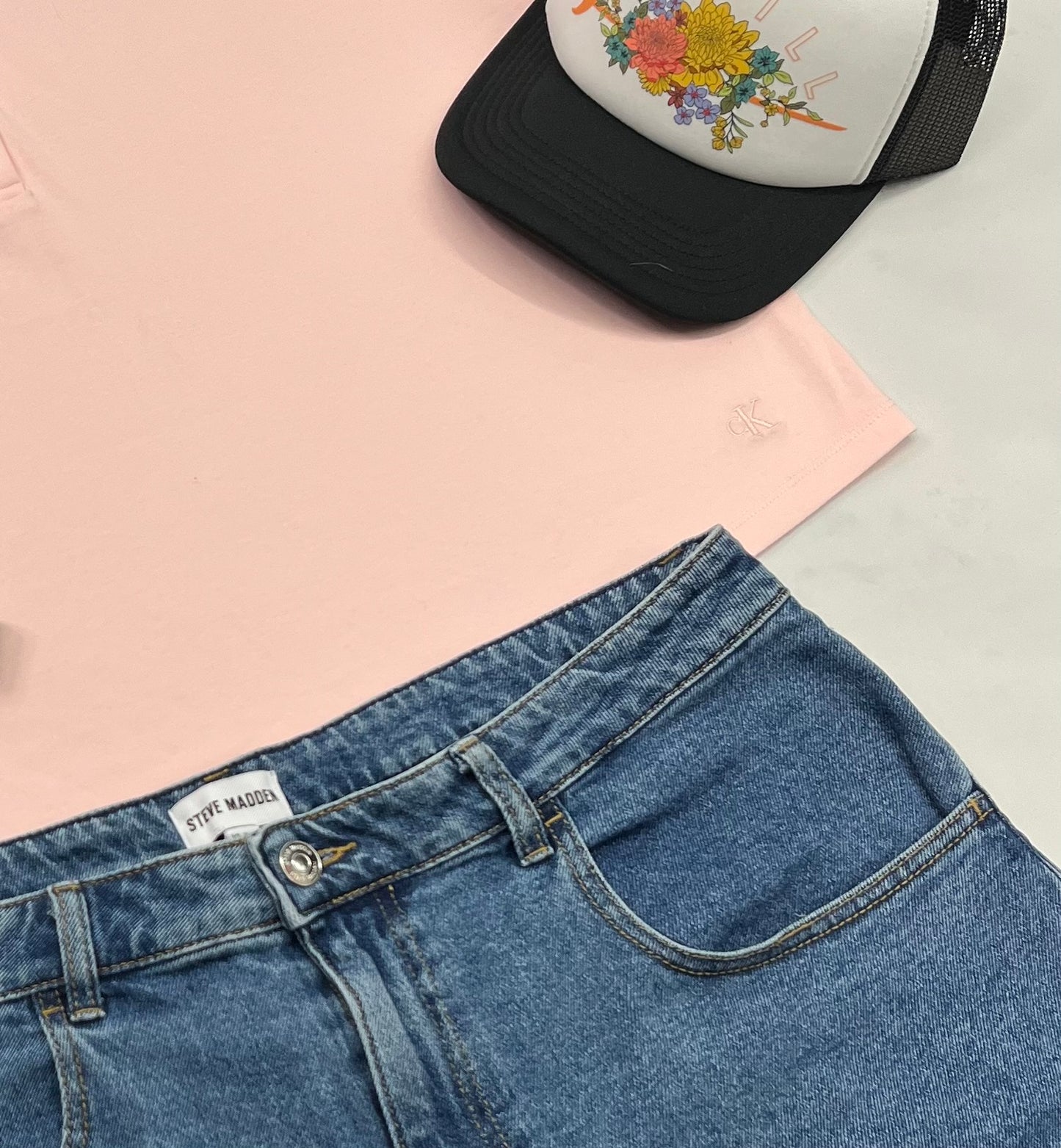 🌸 Manche courte : Calvin Klein rose . Logo brodé au bas d’un coté . XL femme neuf !